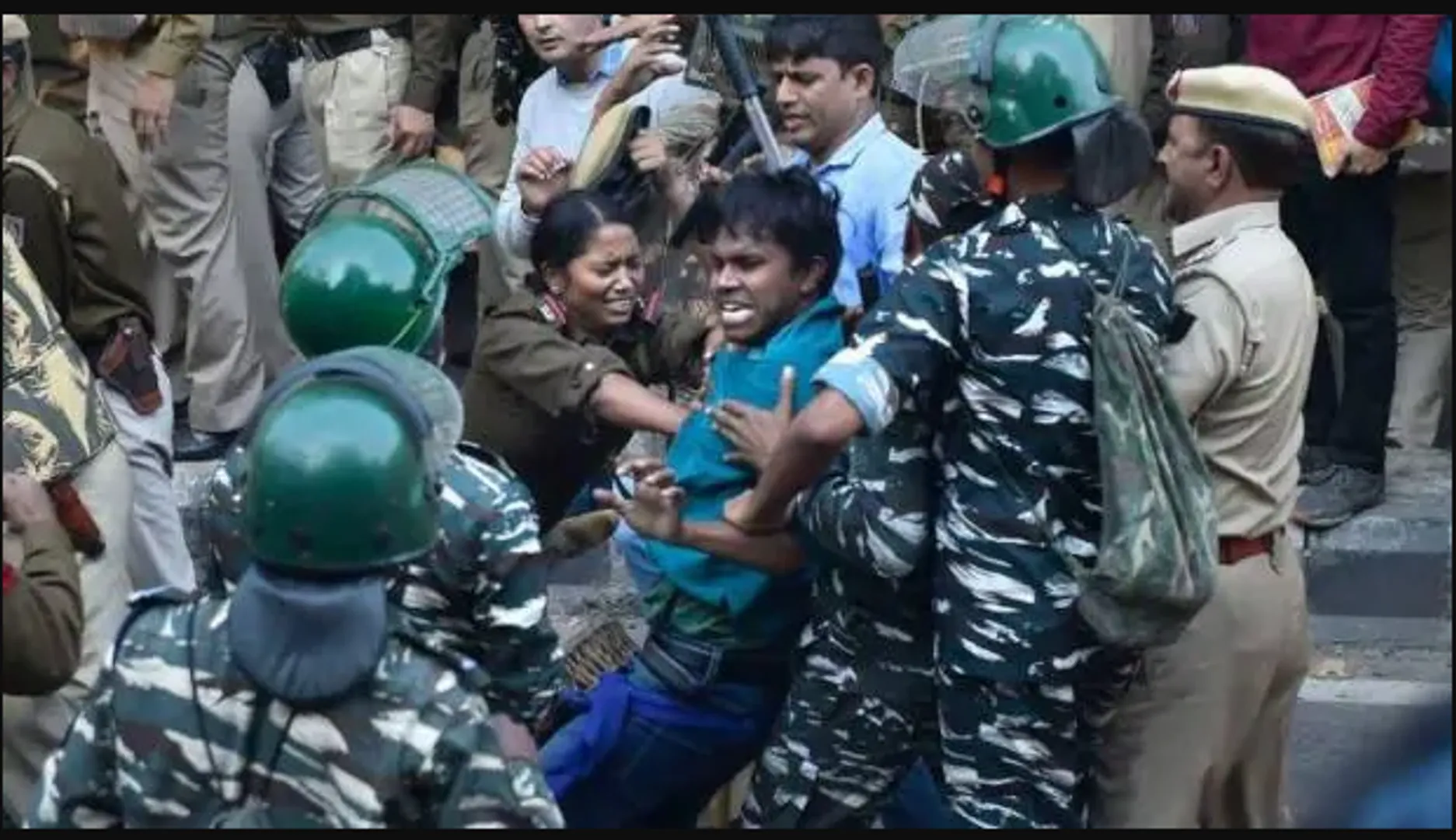 ଦିଲ୍ଲୀ ପୋଲିସଙ୍କ ଲାଠିର ଶିକାର ହେଲା ଦୃଷ୍ଟିହୀନ ଛାତ୍ର ! ଜେଏନୟୁ ପୂର୍ବ ଅଧ୍ୟକ୍ଷ ଆଣିଲେ ଅଭିଯୋଗ ।