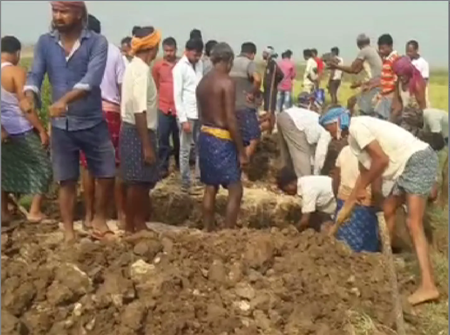 ପାଣିରେ ବୁଡି ରହିଥିଲା ଶହ ଶହ ହେକ୍ଟର ଜମିର ଧାନ ଫସଲ । ପାଣି ନିଷ୍କାସନ ପାଇଁ ପ୍ରଶାସନ ନିକଟରେ ବାରମ୍ବାର ଗୁହାରି ପରେ କିଛି ଫଳ ନମିଳିବାରୁ ବନ୍ଧ ହାଣିଦେଲେ ଗାଁଲୋକେ