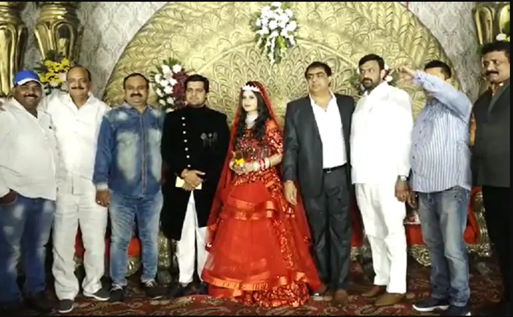 ଚୋର ନେଇଗଲା ଟଙ୍କା ବାକ୍ସ ! ଏପଟେ ବରବଧୂଙ୍କ ଚାଲିଥିଲା ଫଟୋସୁଟ୍ ସେପଟେ ୫ ଲକ୍ଷ ଟଙ୍କାର ବାକ୍ସ ଧରି ଚମ୍ପଟ ମାରିଲା ସୁଟବୁଟ୍ ପିନ୍ଧା ଚୋର ।