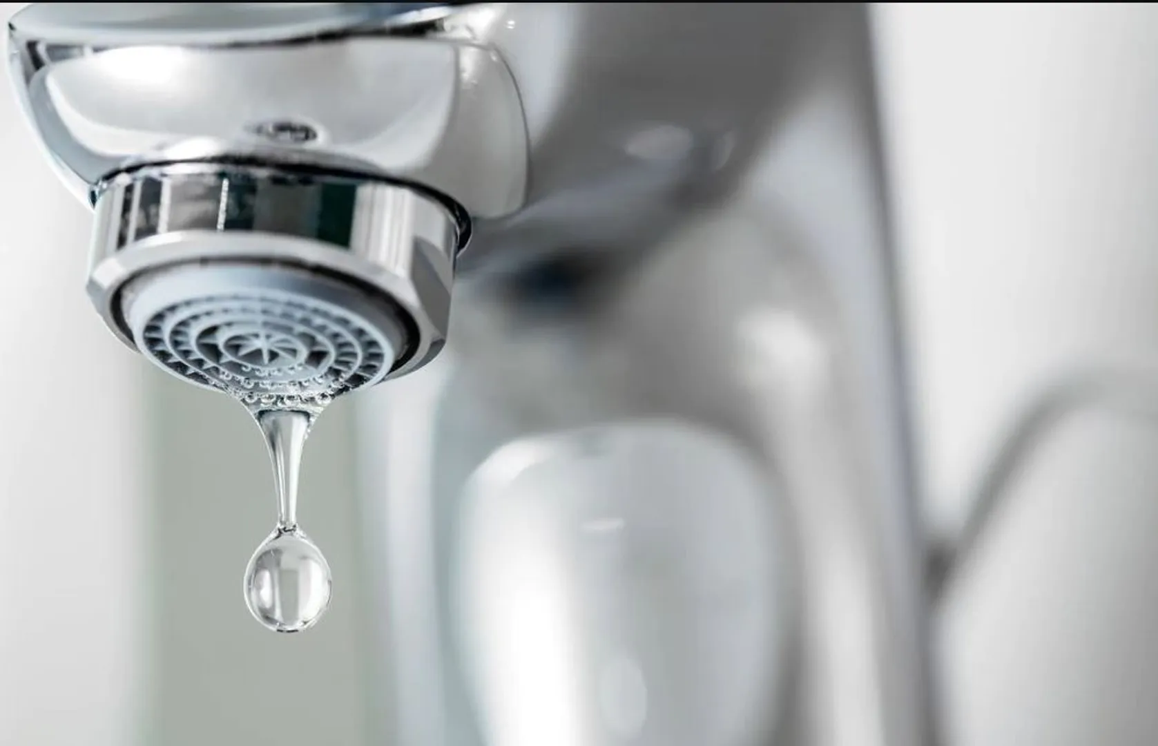 ଜଳର ମହତ୍ତ୍ୱକୁ ନେଇ ଜାଗ୍ରତ ଅଧିକାରୀ । ଜଳ ଅପଚୟ ଅଭିଯୋଗରେ ଅନ୍ୟ କର୍ମଚାରୀଙ୍କ ସମେତ ନିଜ ଉପରେ ଜରିମାନା ଲଗାଇଲେ ଅଧିକାରୀ  । 