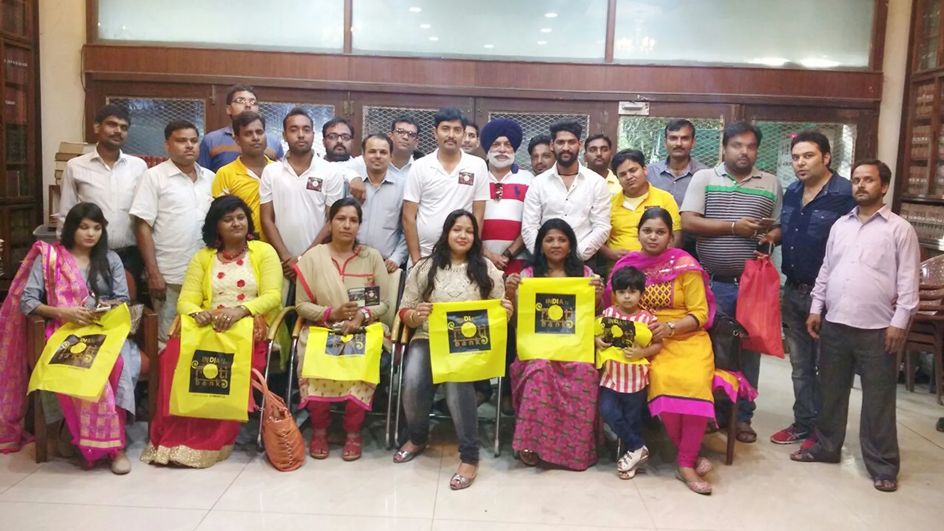 ରୁଟିଦାନ କରି ଚର୍ଚ୍ଚାରେ ଅହମ୍ମଦାବାଦ୍ ସୋସାଇଟି ସଦସ୍ୟ : ପ୍ରତିଦିନ ୬୦୦ ରୁ ଅଧିକ ଭୋକିଲାଙ୍କ ପେଟକୁ ଖାଦ୍ୟ ଯୋଗାଉଛନ୍ତି ୧୨ ପରିବାର ।