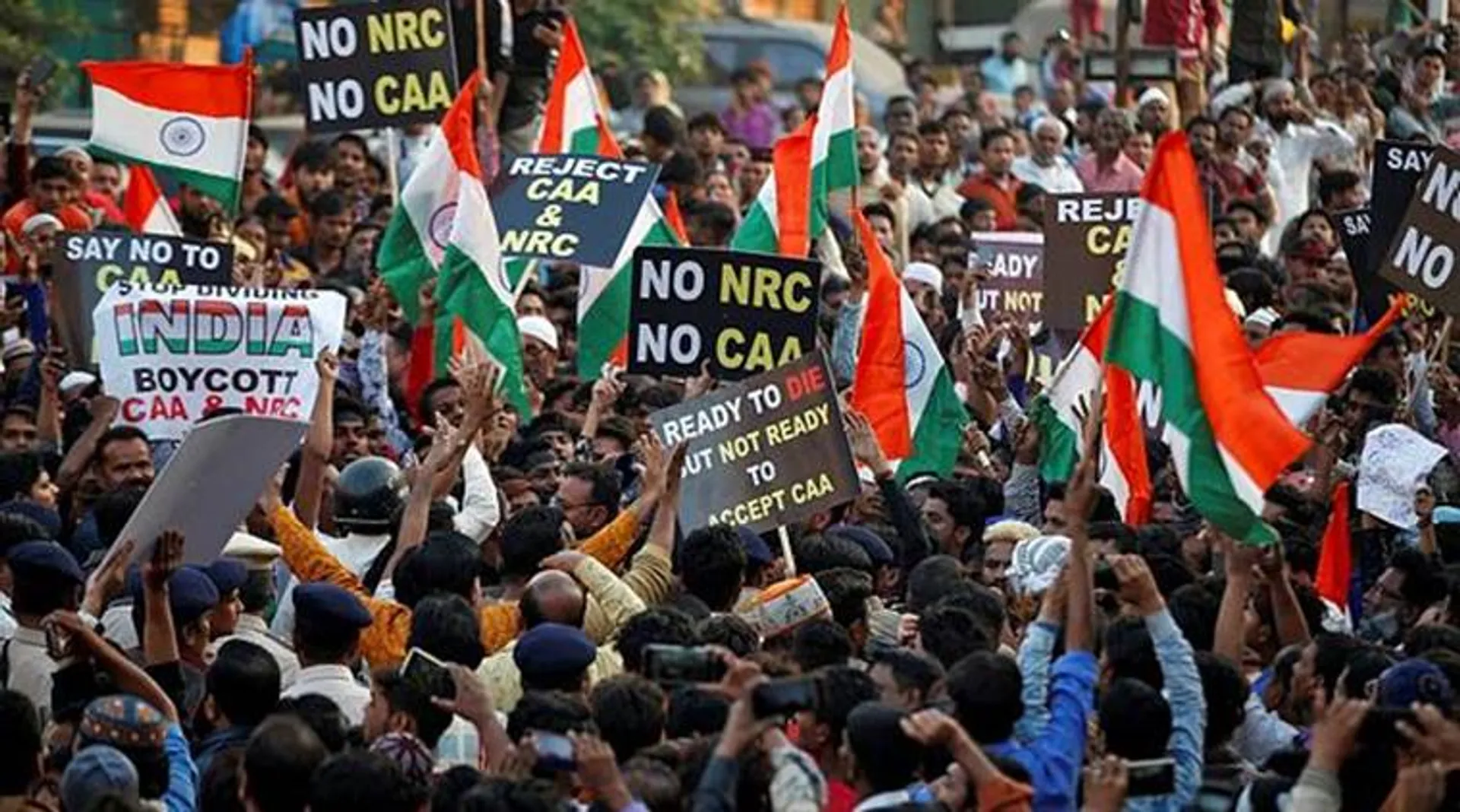 ନାଗରିକତା ଆଇନକୁ ନେଇ ହିଂସା , ଲକ୍ଷ୍ନୌରେ ୧୫୦ ଆନ୍ଦୋଳନକାରୀ ଗିରଫ । ସପା ସାଂସଦଙ୍କ ନାଁରେ ମଧ୍ୟ ଥାନାରେ ଏତଲା