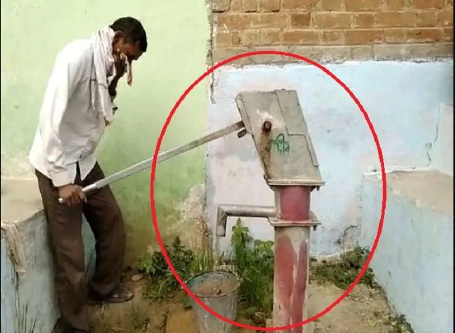 ଗାଁ ଲୋକଙ୍କୁ ଡରାଉଛି ନଳକୂପ : ପାଣି ବଦଳରେ ବାହାରୁଛି ରକ୍ତ , ମାଂସଖଣ୍ଡ ଏବଂ ହାଡ଼,କୋକୁଆ ଭୟରେ ଗ୍ରାମବାସୀ । 