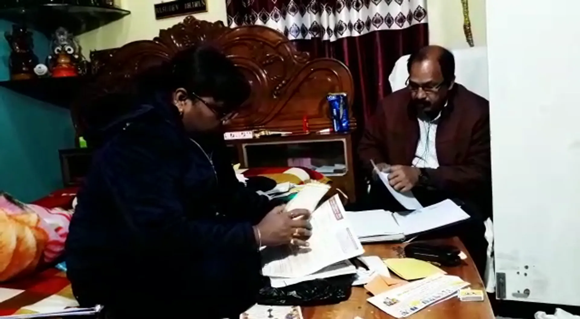 ଭିଜିଲାନ୍ସ ଜାଲରେ ସରକାରୀ ବାବୁ : ଆୟବର୍ହିଭୂତ ସମ୍ପତି ଠୁଳ ଅଭିଯୋଗରେ ଜୁନାଗଡ ରେଞ୍ଜର ଏବଂ ଜଗତସିଂହପୁର ସେସୁ ଜେଇଙ୍କ ଘରେ ଭିଜିଲାନ୍ସର ଚଢାଉ ।