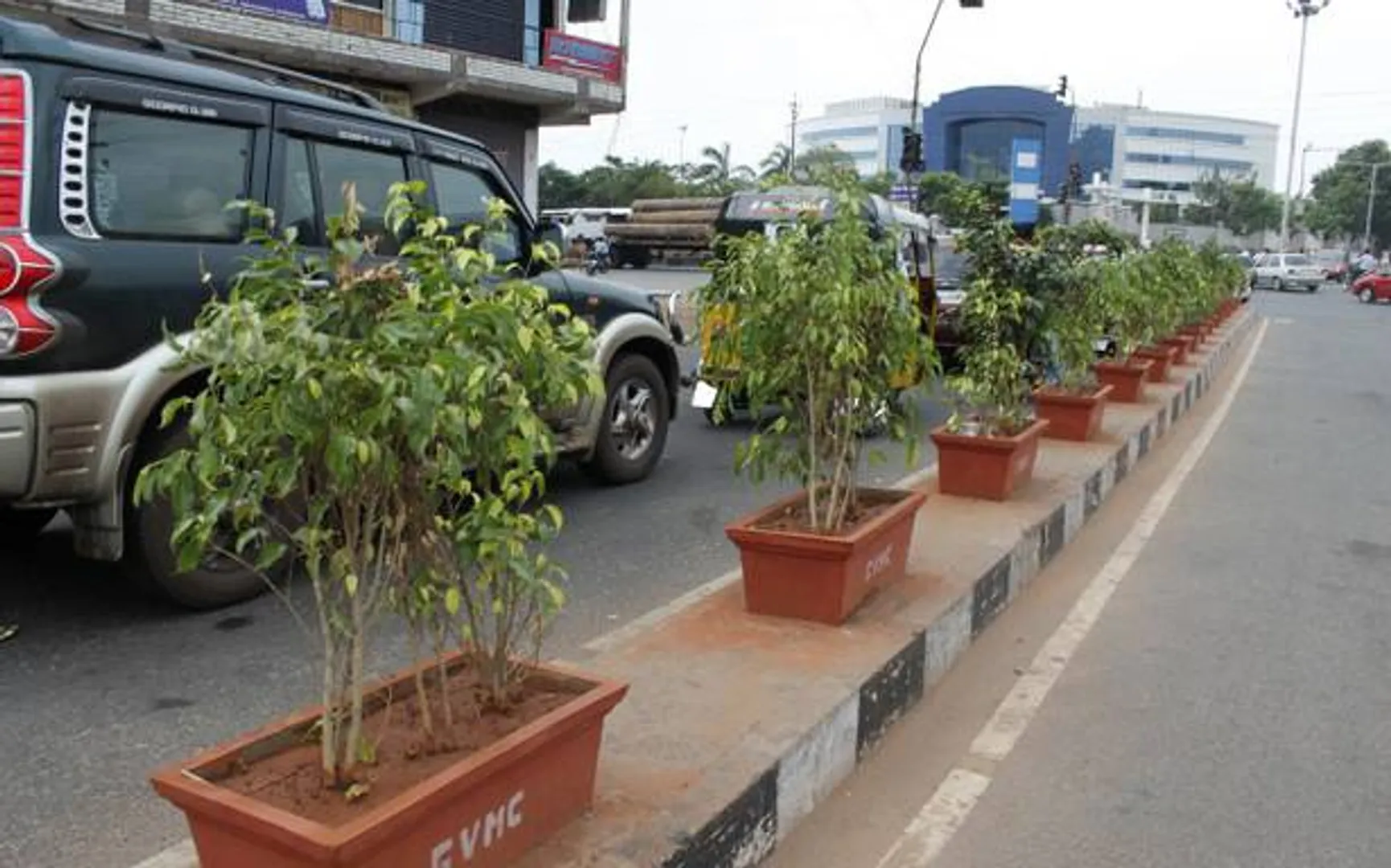 ଜୟଦେବବିହାର-ନନ୍ଦନକାନନ ରାସ୍ତାରେ ଦୁର୍ଘଟଣା କମାଇବାକୁ ପ୍ରୟାସ : ଡିଭାଇଡରରେ ଲାଗିବ ଫୁଲଗଛ