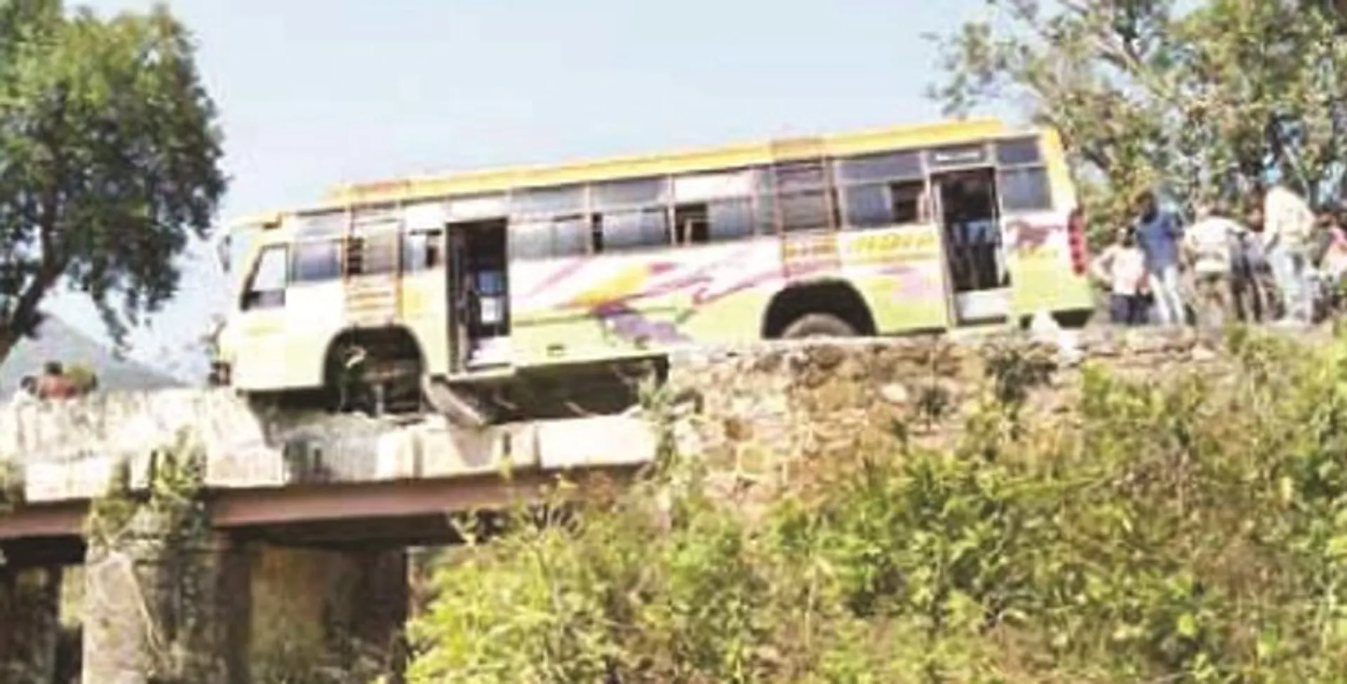 ବଡ ଅଘଟଣ ଟଳିଲା ତପ୍ତପାଣି ଘାଟିରେ । ଗାର୍ଡୱାଲ ଧସି ୨୫ ଫୁଟ ଉଚ୍ଚରେ ଝୁଲିଲା ବସ, ଅଳ୍ପକେ ବର୍ତିଲେ ୫୦ରୁ ଅଧିକ ଯାତ୍ରୀ