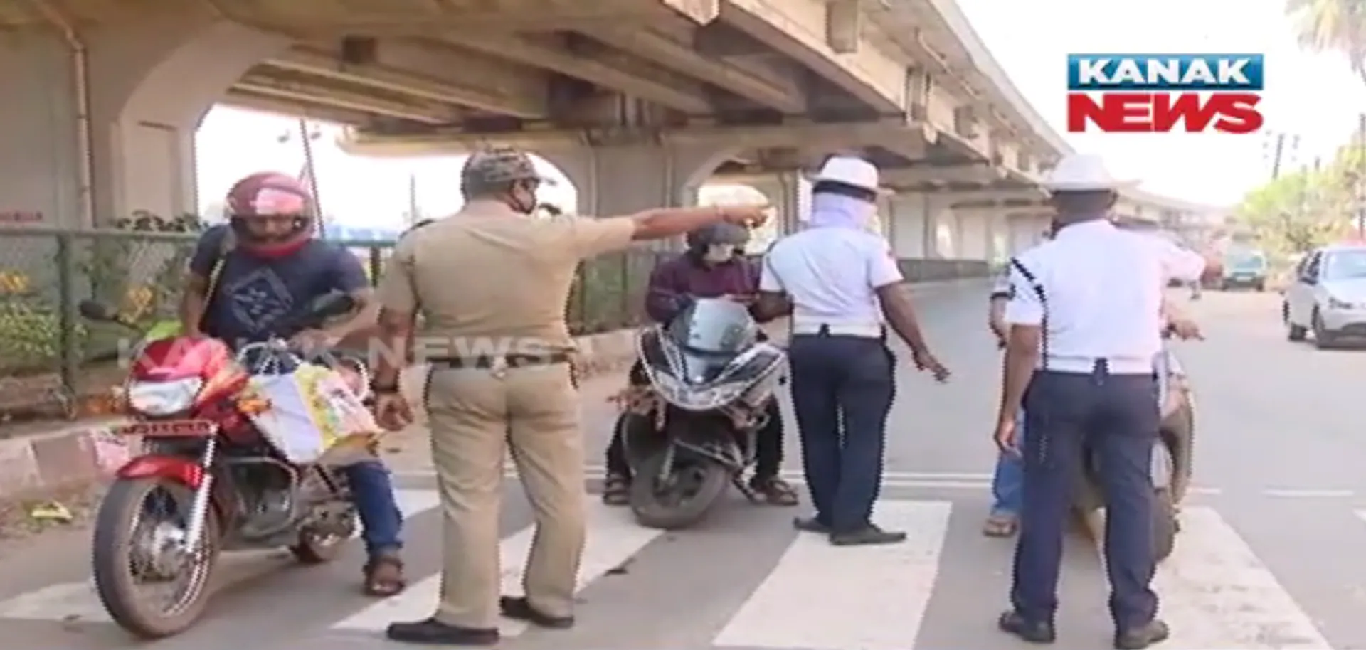 ଲକଡାଉନର ଆଜି ତୃତୀୟ ଦିନ : ବିଭିନ୍ନ ସ୍ଥାନରେ ଚେକିଂ ଜୋରଦାର, ଲୋକଙ୍କୁ ସଚେତନ କରୁଛି ପୋଲିସ . . ଅତି ଆବଶ୍ୟକ ନପଡିଲେ ଘରୁ ପଦାକୁ ନବାହାରିବାକୁ ପରାମର୍ଶ