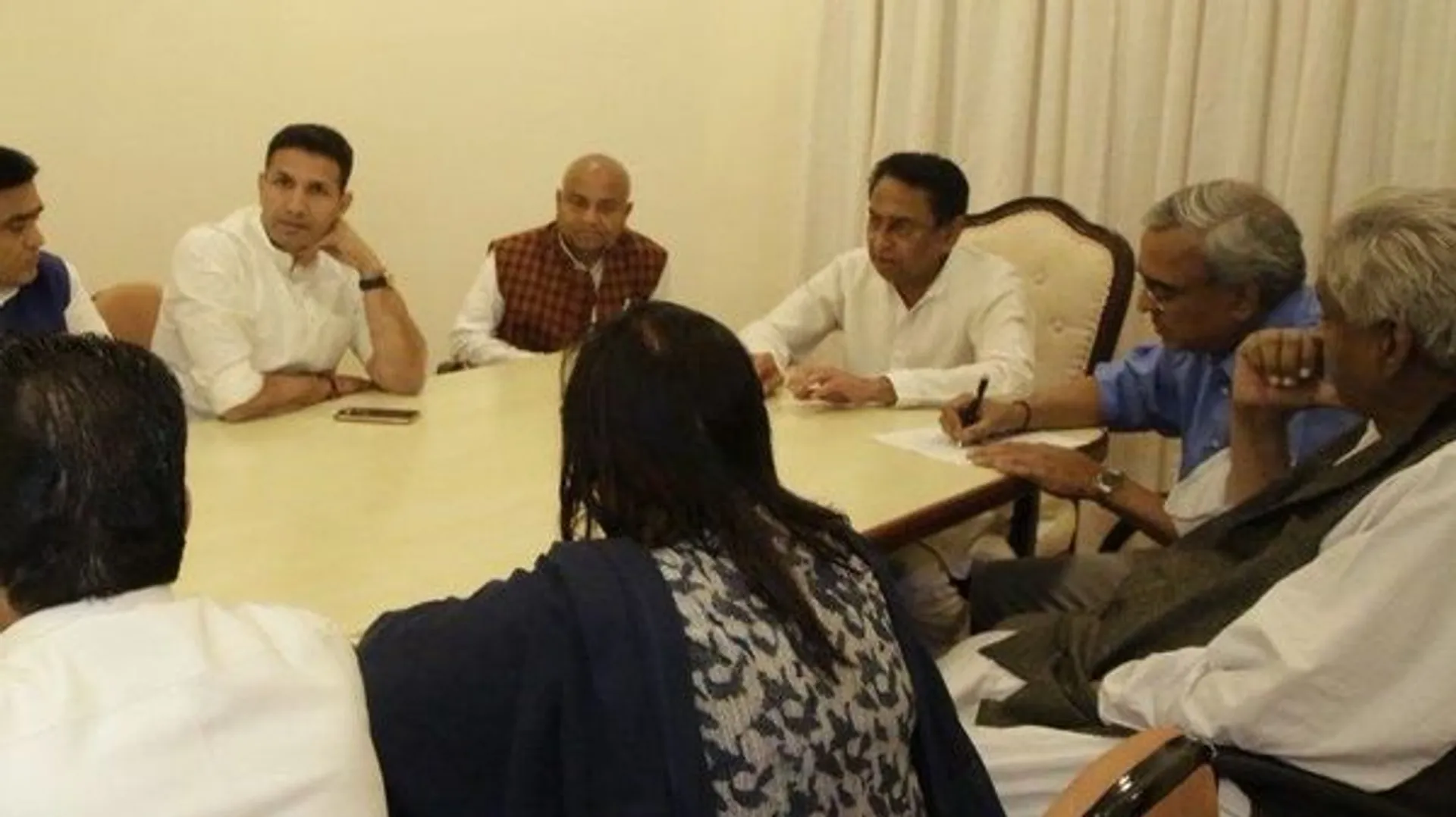 ମଧ୍ୟପ୍ରଦେଶ ସରକାରରେ ସଙ୍କଟ । ବେଙ୍ଗାଲୁରୁରେ ୨୦ ବିଧାୟକଙ୍କ ସହ ଜ୍ୟୋତିରାଦିତ୍ୟ ସିନ୍ଧିଆ : ଇସ୍ତଫା ଦେଲେ ସମସ୍ତ ମନ୍ତ୍ରୀ, ନୂଆ କ୍ୟାବିନେଟ୍ ଗଢିବାକୁ ମୁଖ୍ୟମନ୍ତ୍ରୀ କମଲ ନାଥଙ୍କୁ କ୍ଷମତା