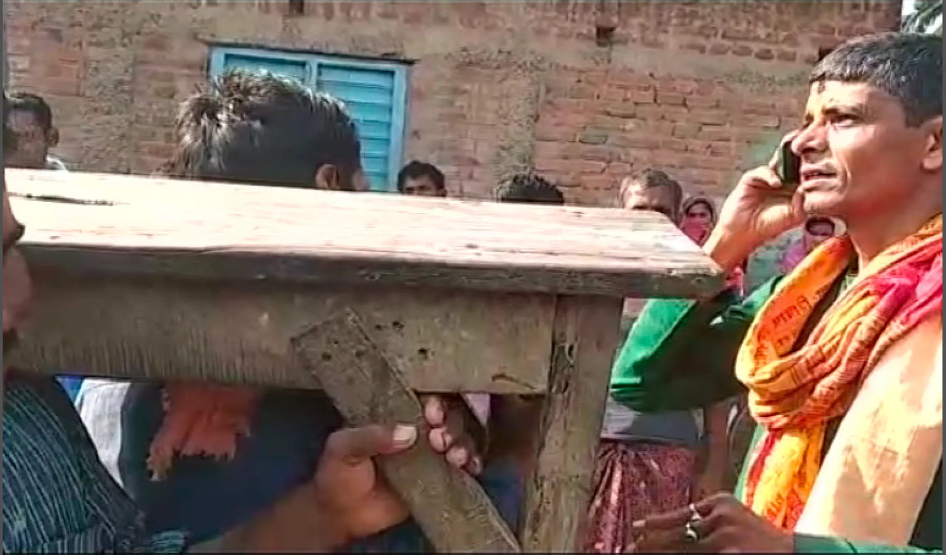 ଚୋର ଧରିବା ପାଇଁ ଭଦ୍ରକରେ ବୁଲିଲା ଅନ୍ଧବିଶ୍ୱାସର ଖଟ । ପୂଜାପାଠ ପରେ ଗାଁ ଦାଣ୍ଡରେ ଖଟ ବୁଲାଇ ଚୋର ଧରିବାକୁ ହେଲା ପ୍ରାଣ ମୁର୍ଚ୍ଛା ଉଦ୍ୟମ