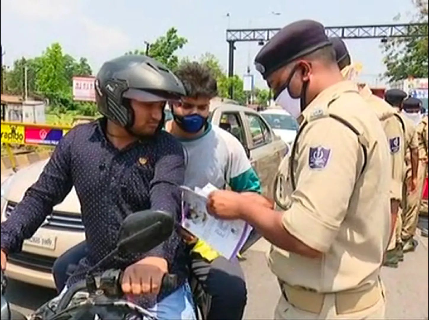 ତାଲାବନ୍ଦ ପରେ ରାଜଧାନୀରେ ବିଭିନ୍ନ ଛକରେ ଜଗିଛି ପୁଲିସ : ଲୋକଙ୍କୁ ଅଟକାଇ କରୁଛି ସଚେତନ, ଜରୁରୀ କାମ ନଥିଲେ ଘରୁ ନବାହାରିବାକୁ ପରାମର୍ଶ