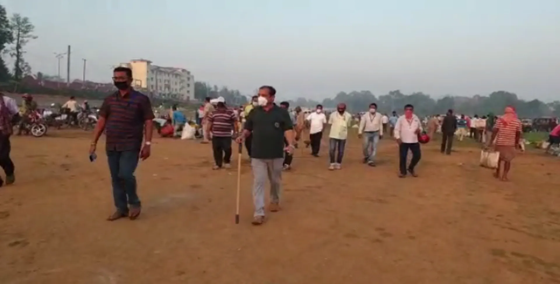 ଯାଜପୁରରେ ଲକଡାଉନ ସମୟରେ ଆସିଲା ବଡ ଚିତ୍ର : ପରିବା ବଜାର ବୁଲି ଲୋକଙ୍କୁ ସଚେତନ କରାଇଲେ ଜିଲ୍ଲାପାଳ, ସେପଟେ ପିପିଲିରେ ଡେଲାଙ୍ଗ ବଜାର ଶୂନଶାନ