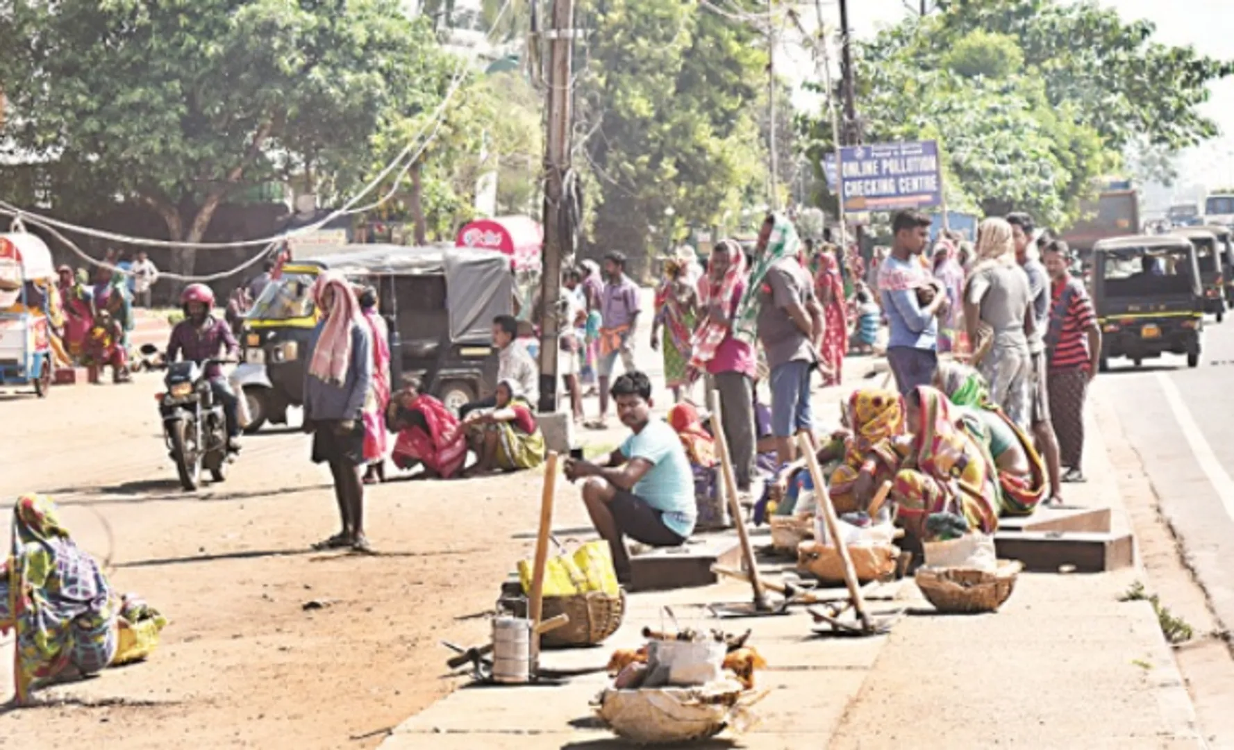 କରୋନା ମାଡ଼ରେ କାମଧନ୍ଦା ହରାଇଲେ ଶ୍ରମଜୀବୀ : ଭୋକ ବିକଳରେ ପେଟ ପୋଡ଼ୁଛି, ସରକାରଙ୍କ ଭରସାରେ ଦିନ ଖଟିଖିଆ