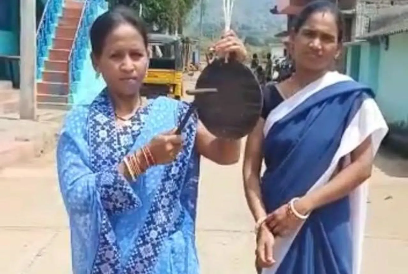 କର୍ତ୍ତବ୍ୟ ଆଗରେ ଜୀବନ ତୁଚ୍ଛ : ଦୁର୍ଗମ ଗାଁରେ ସଚେତନତାର ବାର୍ତ୍ତା ବାଣ୍ଟୁଛନ୍ତି ଆଶା, ଅଙ୍ଗନୱାଡ଼ି କର୍ମୀ