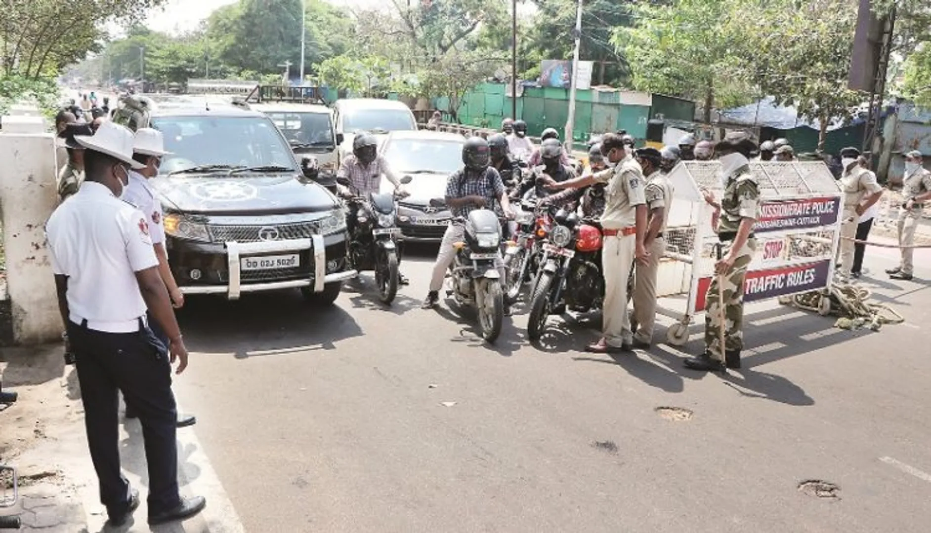 ‘ତାଲାବନ୍ଦ’କୁ ଅବମାନନା : ରାଜଧାନୀରେ ସଚେତନ ନୁହଁନ୍ତି ଲୋକେ, ପୁଲିସ ନାକେଦମ୍‌