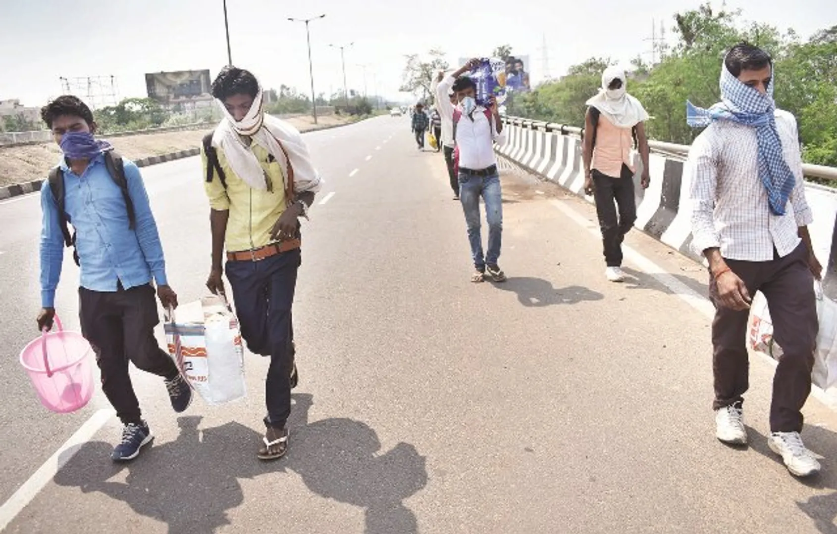 କଟକଣାକୁ ମାନୁଛି କିଏ? ରାଜ୍ୟ ଛାଡୁଛନ୍ତି ଶହଶହ ଶ୍ରମିକ, ଶତାଧିକ କିମି ଚାଲିବାକୁ ବି ପ୍ରସ୍ତୁତ