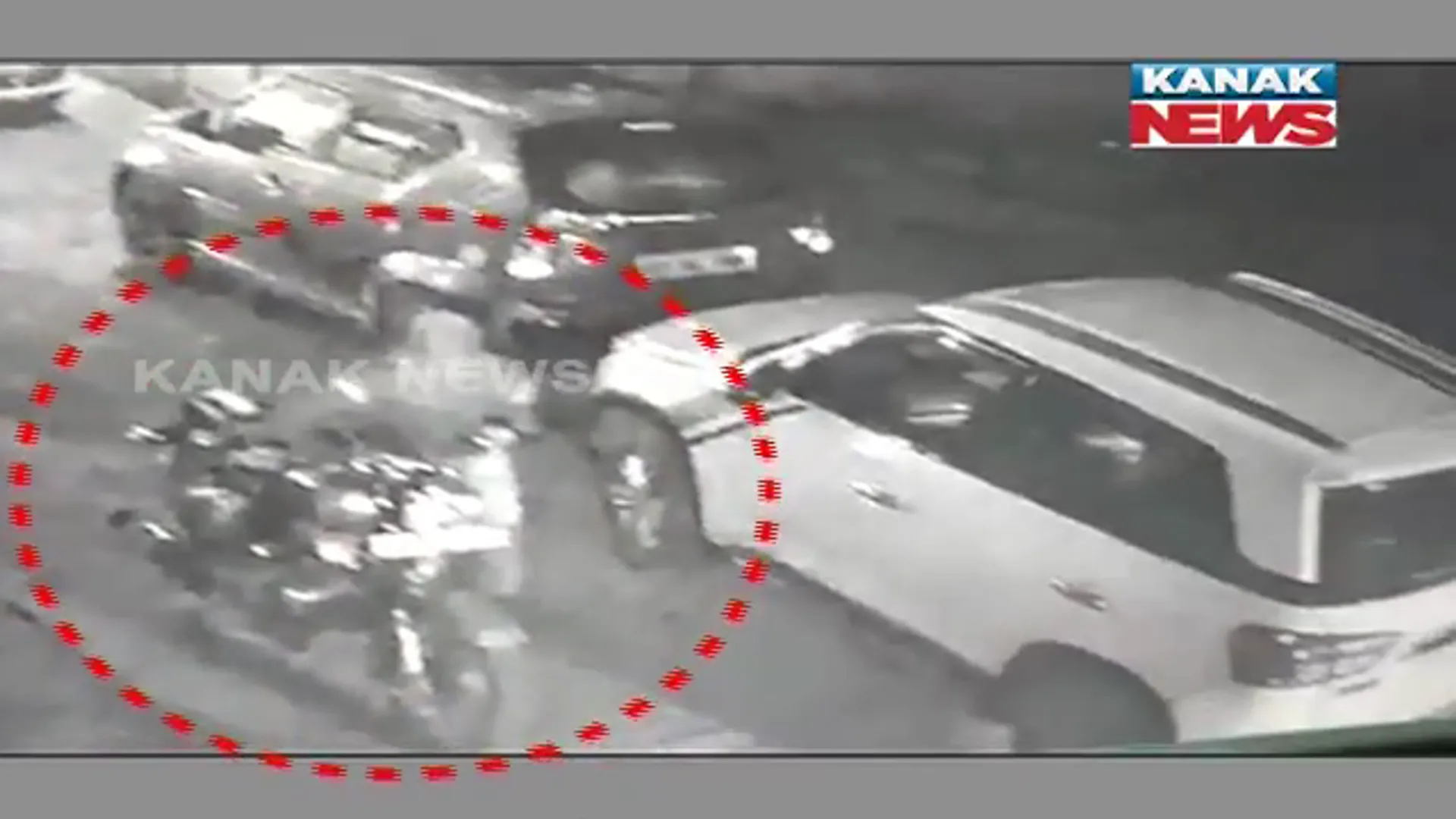 ଅଧରାତିରେ ପଶିଲେ, ବୁଲେଟ ନେଇ ପଳାଇଲେ । ସିସିଟିଭି କ୍ୟାମେରାରେ କଏଦ ହେଲା ବୁଲେଟ୍ ଚୋରିର ଦୃଶ୍ୟ