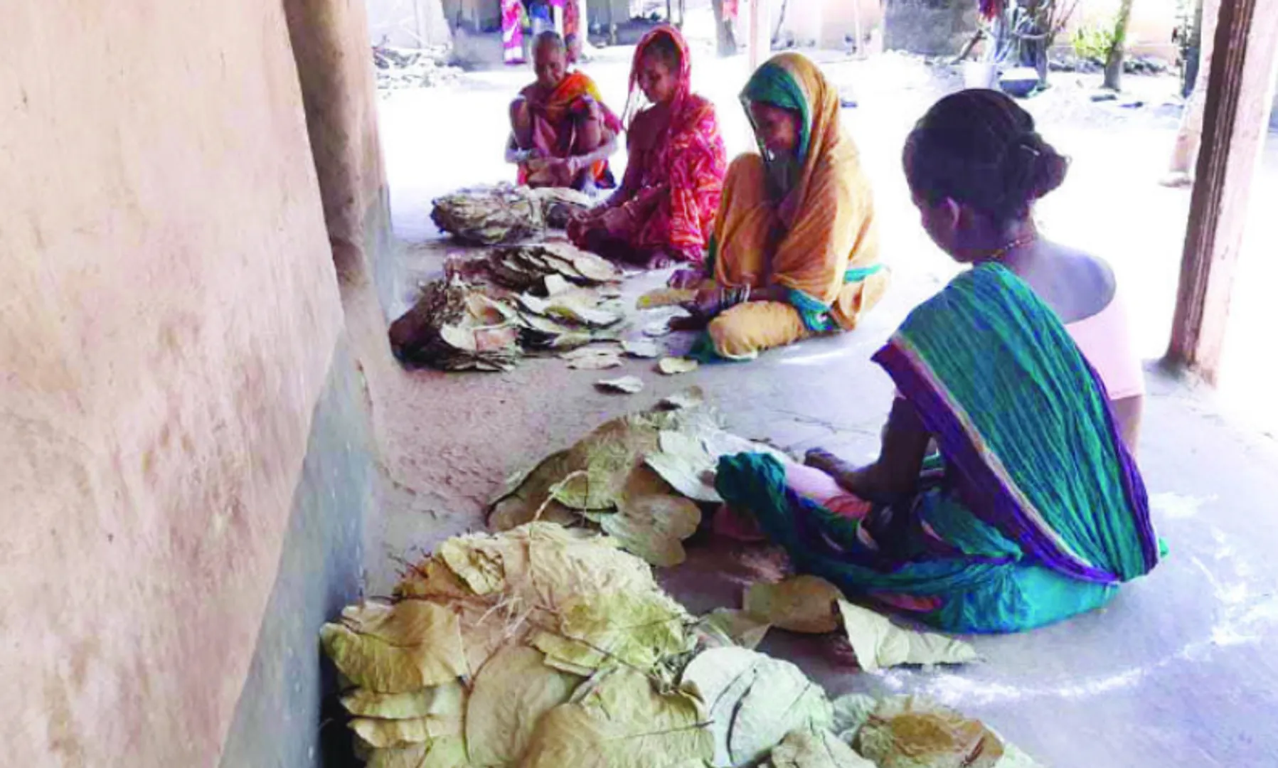 କରୋନା ଲଢ଼େଇର ସତର୍କ ଯୋଦ୍ଧା । ସାମାଜିକ ଦୂରତ୍ୱକୁ ଭଲ ଭାବେ ବୁଝି ପାରିଛନ୍ତି ଲୋଧା ସମ୍ପ୍ରଦାୟ । ଜୀବନ ଥିଲେ ହିଁ ଜୀବିକା । ରୋଜଗାର ନଥାଉ ପଛେ ଘରୁ ବାହାରୁନାହାନ୍ତି।