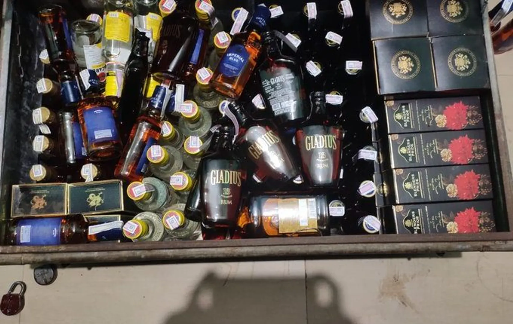 ଲକଡାଉନ ପାଇଁ ଜମୁଛି ଚୋରା ମଦ କାରବାର : ସୀମାନ୍ତ ଝାଡ଼ଖଣ୍ଡରୁ ଆସୁଛି ନକଲି ମଦ