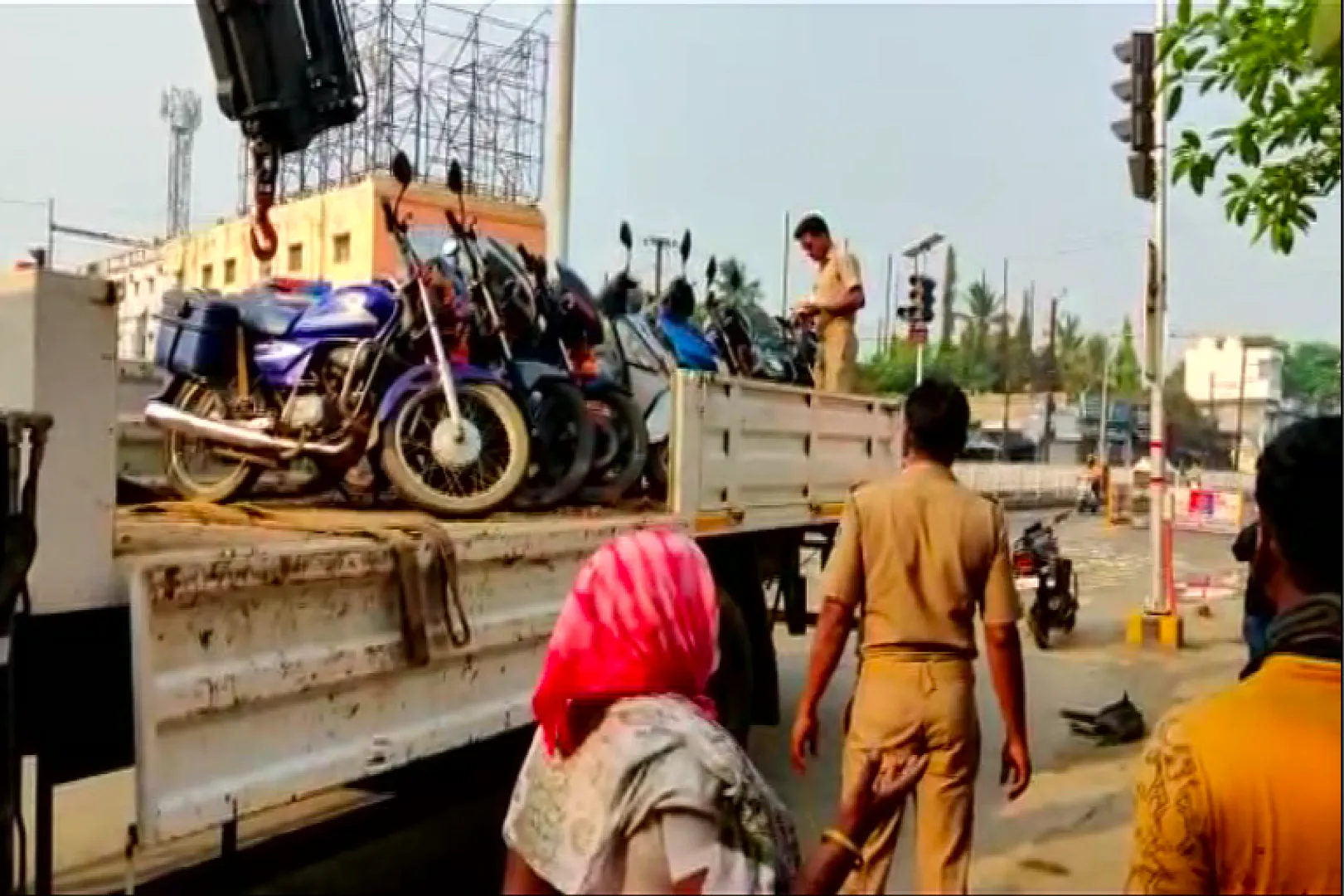 ଗଞ୍ଜାମରେ ବଜାରକୁ ଗାଡି ଆଣିବା ପଡିଲା ମହଙ୍ଗା । ବହୁ ସଂଖ୍ୟାରେ ବାଇକ୍ ସିଜ୍ କଲା ପ୍ରଶାସନ : ଅତ୍ୟାବଶ୍ୟକ ସାମଗ୍ରୀ କିଣିବାବେଳେ ଚାଲିଚାଲି ଆସିବାକୁ ନିର୍ଦ୍ଦେଶ ଦେଇଥିଲେ ଜିଲ୍ଲାପାଳ