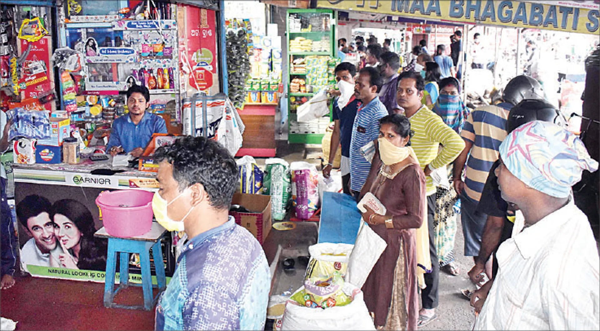 ସଟ୍‌ଡାଉନ୍ ପୂର୍ବରୁ ରାଜଧାନୀରେ ଅସମ୍ଭାଳ ଭିଡ଼: ବଜାର ଲୋକାରଣ୍ୟ, ବାରଙ୍ଗରେ ଲାଠିଚାର୍ଜ