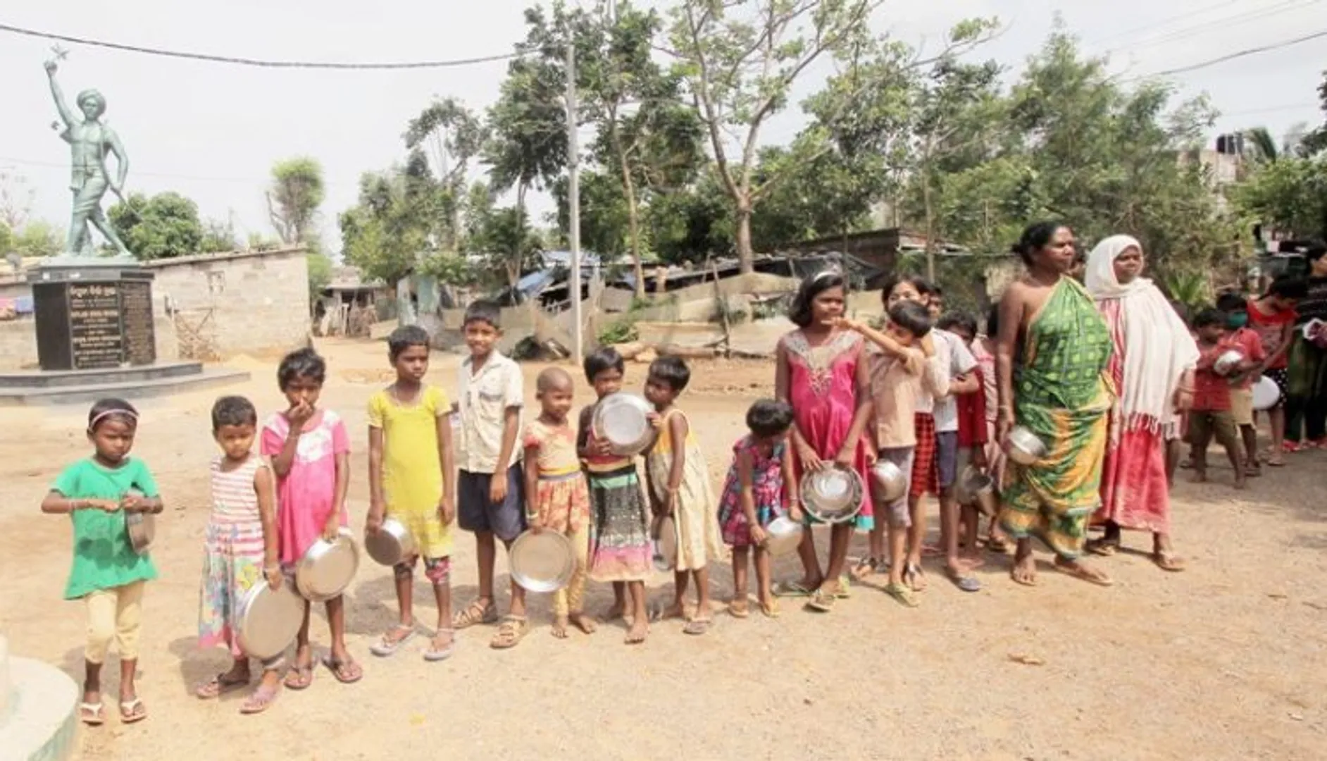 ଲୋକଙ୍କ ପେଟକୁ ନାତ ମାରିଲାଣି ଲକ୍‌ଡାଉନ୍ । ଖାଦ୍ୟ ପାଇଁ କରୁଣ ସ୍ଥିତି । ବସ୍ତିରୁ ଆରମ୍ଭ କରି ରାଜରାସ୍ତା ପର୍ଯ୍ୟନ୍ତ ସବୁଠି ଲମ୍ବା ଧାଡ଼ି । ଖାଇବାକୁ ନପାଇ ପୁଲିସକୁ ଘେରିଲେ