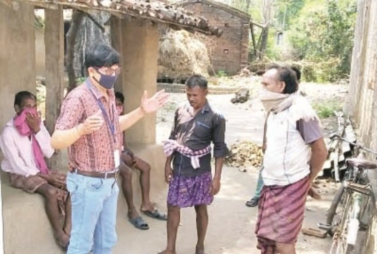 କରୋନା ମୁକାବିଲା ପାଇଁ ଦୁର୍ଗମ ଅଞ୍ଚଳରେ ଡାକ୍ତର : ମାଇଲ୍ ମାଇଲ୍ ବାଟ ଚାଲି ଗ୍ରାମାଞ୍ଚଳର ଲୋକଙ୍କୁ ସଚେତନ କରାଉଛନ୍ତି ଡାକ୍ତର ପ୍ରତାପ କୁମାର