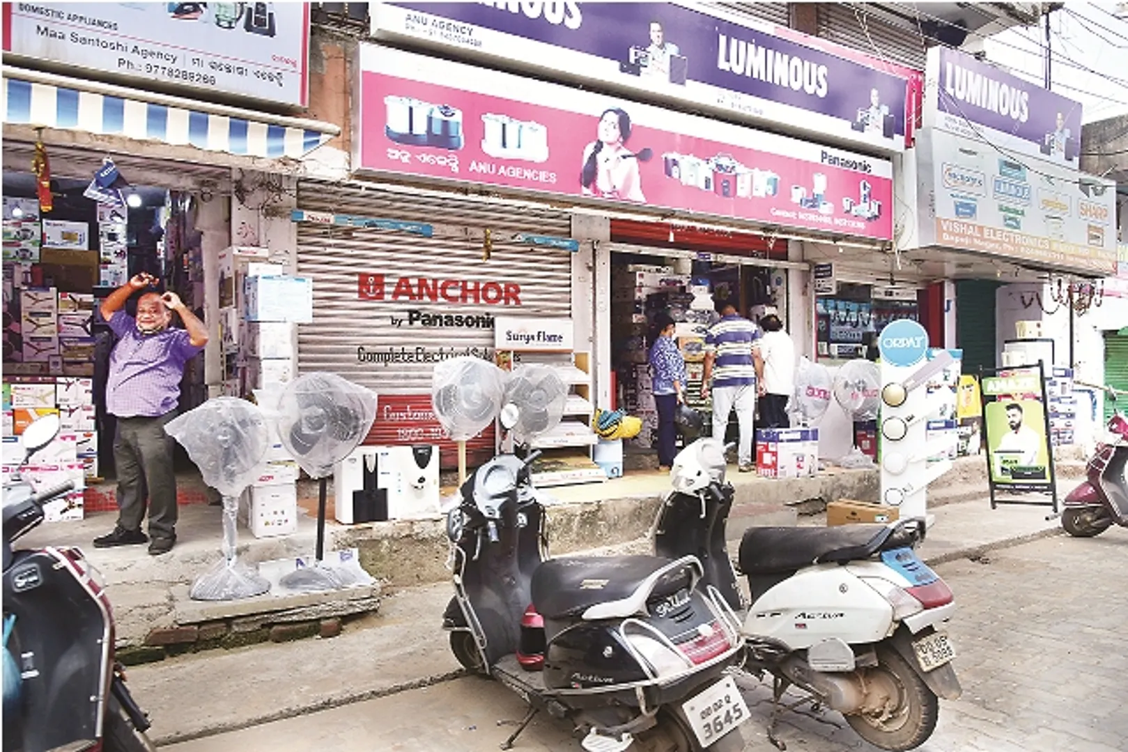 ଖୋଲିଲା ରାଜଧାନୀ ବଜାର : ଦ୍ବନ୍ଦ୍ବ‌ରେ ଅଧା ଦୋକାନୀ, ବେପାର ମାନ୍ଦା