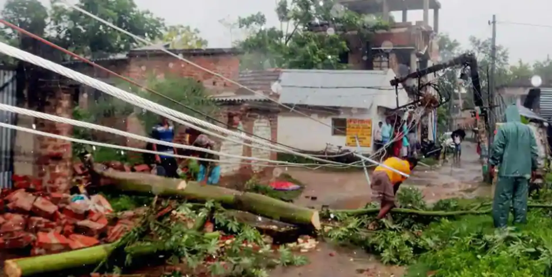 ୧୨ ଘଣ୍ଟା ଡରେଇଲା ଅମ୍ଫାନ । ଗାଁଠୁ ସହର ୨୦ ଘଣ୍ଟା ବିଦ୍ୟୁତ୍‌ ସରବରାହ ବନ୍ଦ । ରାତିରେ ଶୋଇଲେନି ଲୋକେ