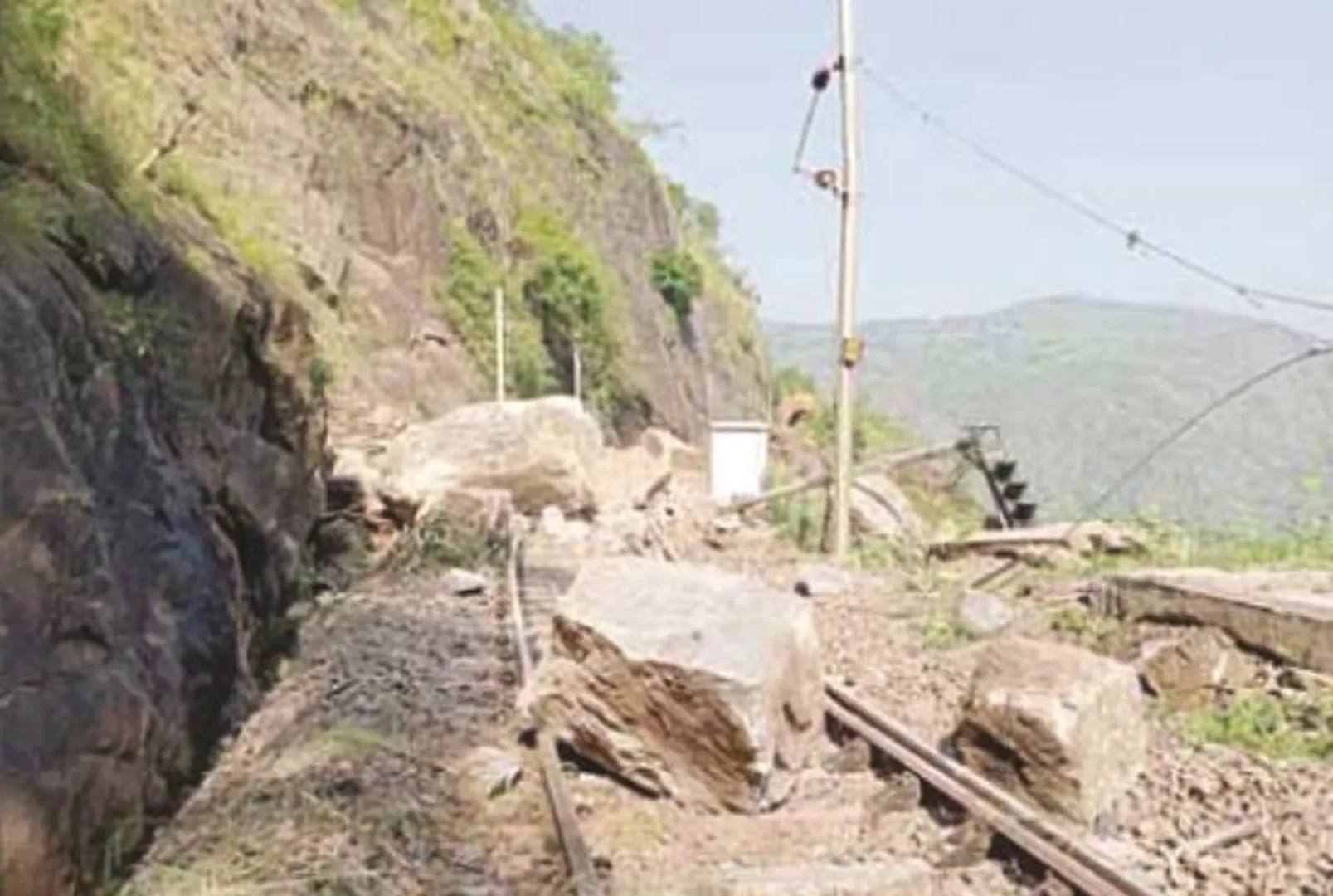 ରାୟଗଡାରେ ବଡ ଦୁର୍ଘଟଣା : ରେଳ ଲାଇନରେ ପଥର ଧସିଲା, ଘଟଣା ସ୍ଥଳରେ ଚାଲିଗଲା ୩ ଜୀବନ