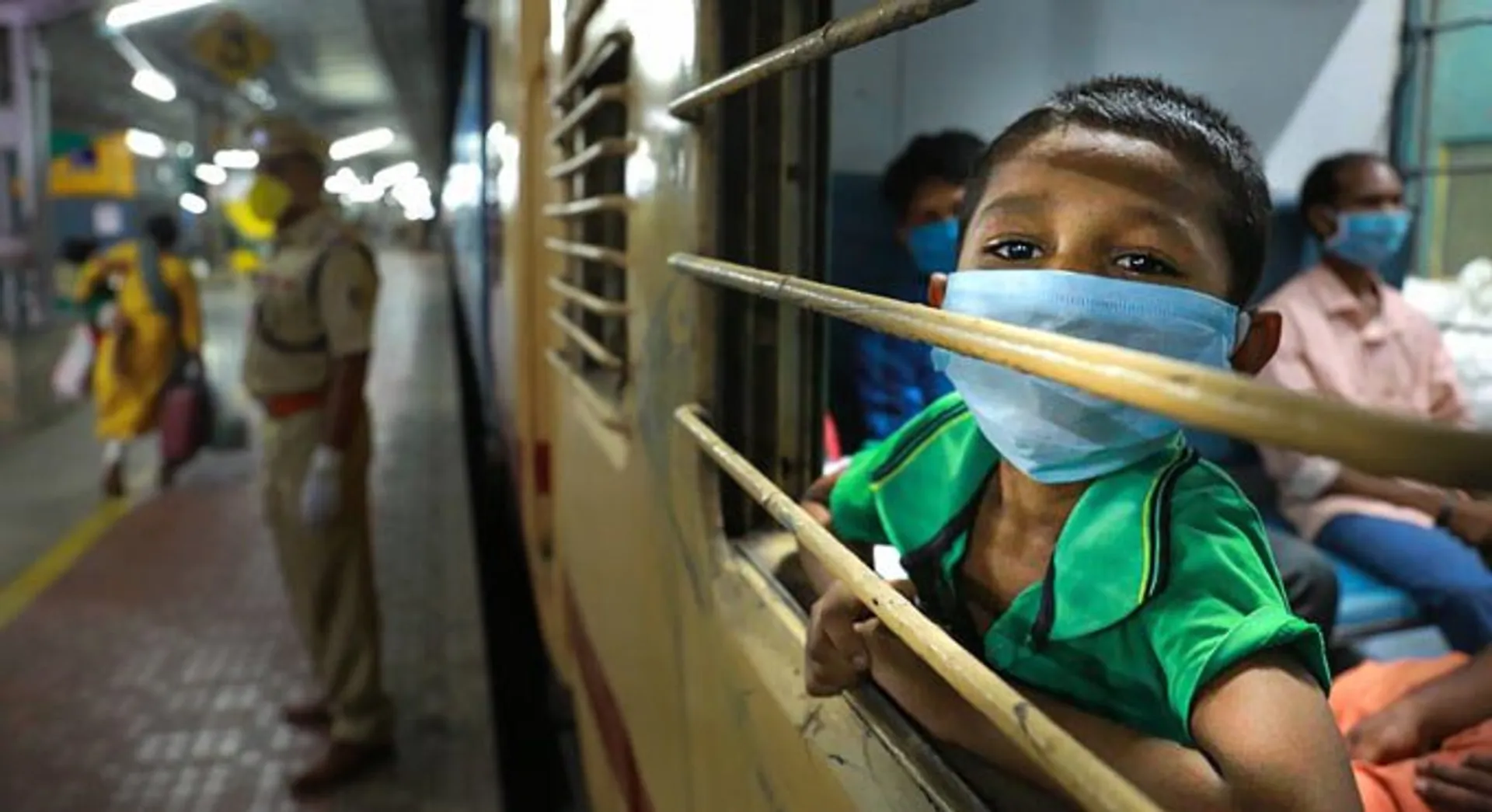 ବିଭିନ୍ନ ରାଜ୍ୟରେ ଫସି ରହିଥିବା ଶ୍ରମିକ, ପର୍ଯ୍ୟଟକ, ଛାତ୍ରଛାତ୍ରୀଙ୍କୁ ନିଜ ରାଜ୍ୟକୁ ଫେରାଇ ଆଣିବାକୁ ଗଡିଲା ସ୍ପେଶାଲ ଶ୍ରମିକ ଟ୍ରେନ୍ : ରାଜ୍ୟ ଓ କେନ୍ଦ୍ର ସମନ୍ୱୟରେ ଘରକୁ ଫେରିବେ ପ୍ରବାସୀ, ୬ଟି ସ୍ପେଶାଲ ଟ୍ରେନର ବ୍ୟବସ୍ଥା କରିଛନ୍ତି କେନ୍ଦ୍ର ସରକାର