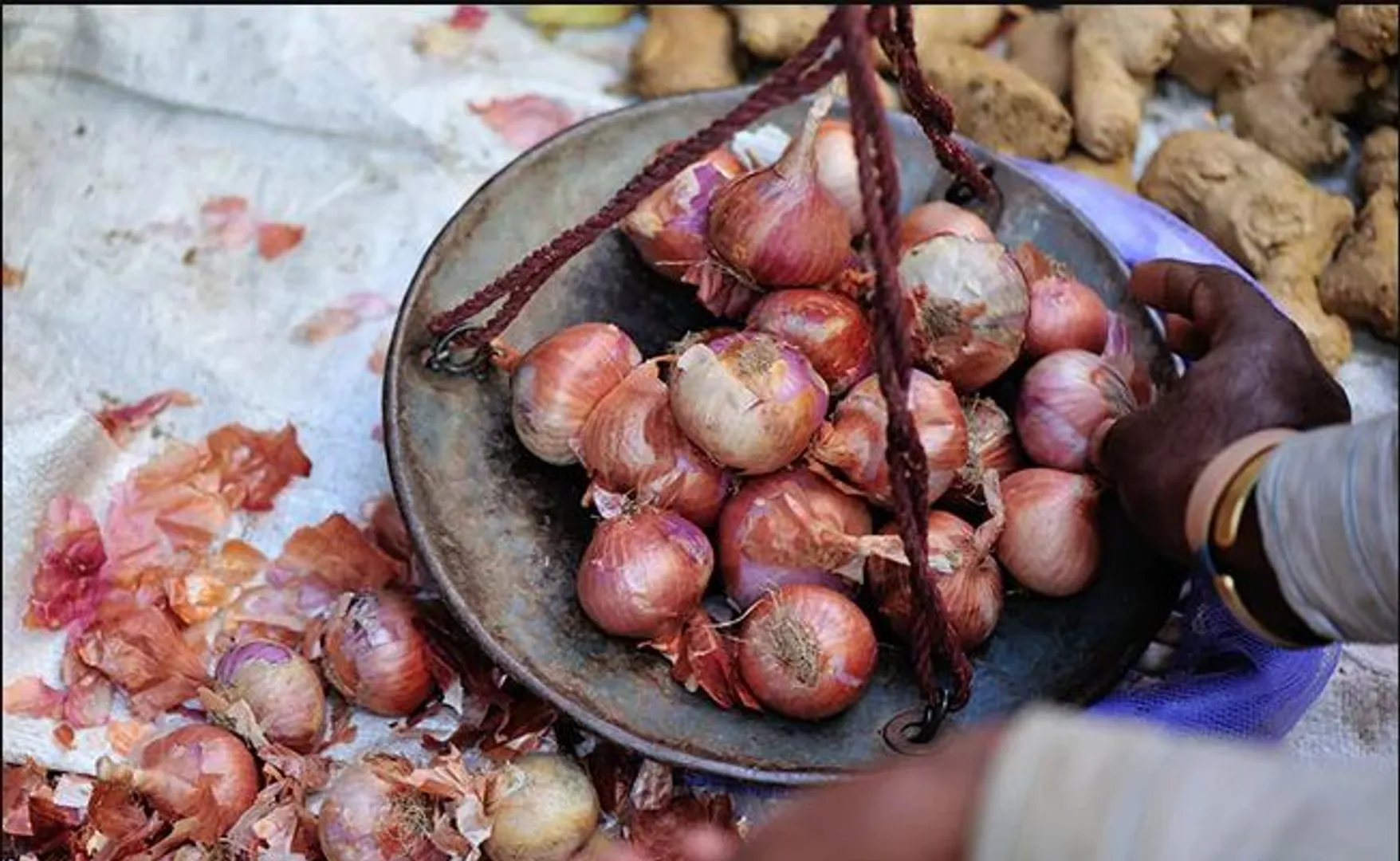 କରୋନା କାଳରେ ଚିନ୍ତାରେ କୃଷକ  : କେବେ କିଲୋ ପିଛା ୧୦୦ ଟଙ୍କାରେ ବିକ୍ରି ହେଉଥିବା ପିଆଜ ଆଜି ୨ ରୁ ୬ ଟଙ୍କା ଭିତରେ ବିକ୍ରି କରିବାକୁ ବାଧ୍ୟ ହେଉଛି ଚାଷୀ