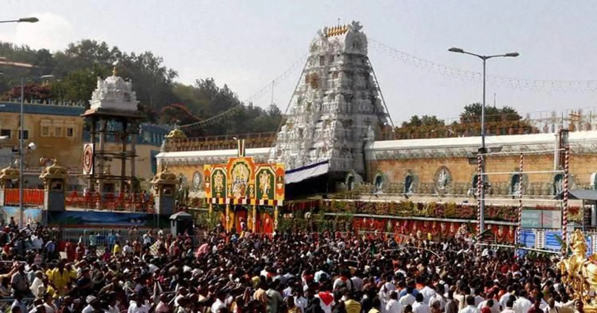 ତିରୁମାଳା ତିରୁପତି ମନ୍ଦିରର ୭୪୩ଜଣ କର୍ମଚାରୀ କରୋନା ସଂକ୍ରମିତ । ମନ୍ଦିର ବନ୍ଦ କରିବା ପାଇଁ ଦାବି କଲେଣି ଲୋକେ