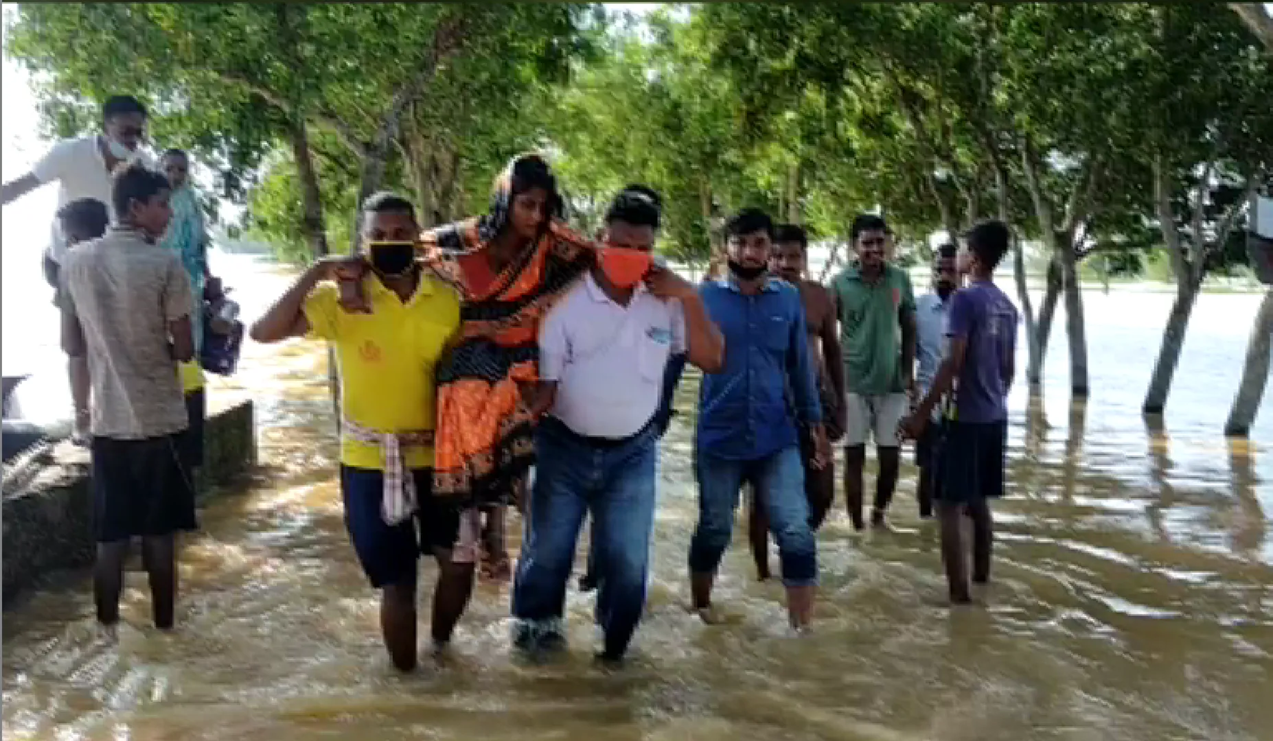 ଦେବଦୂତ ସାଜିଲେ ଦମକଳ ବାହିନୀ । ବନ୍ୟା ମଧ୍ୟରୁ ଗର୍ଭବତୀଙ୍କୁ ଉଦ୍ଧାର କଲେ , ୧୦୨ ଆମ୍ବୁଲାନ୍ସରେ ମେଡିକାଲ ପଠାଇଲେ