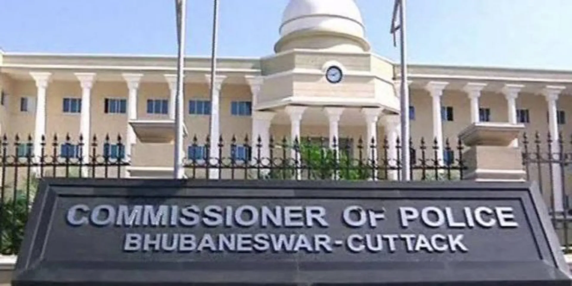 ଟ୍ୱିନ୍ ସିଟିରେ କୋଭିଡ୍ ନିୟମ ପାଳନରେ ଅସନ୍ତୋଷ ପ୍ରକାଶ କଲେ ମୁଖ୍ୟମନ୍ତ୍ରୀ: ତଦାରଖ କରିବା ପାଇଁ ଡିଜିଙ୍କୁ ନିର୍ଦ୍ଦେଶ; ରାଜଧାନୀର ଫାଷ୍ଟଫୁଡ ଦୋକାନରେ ସାମାଜିକ ଦୂରତା ରକ୍ଷା ପାଇଁ କମିସନରେଟ୍ ପୋଲିସର ସତର୍କ