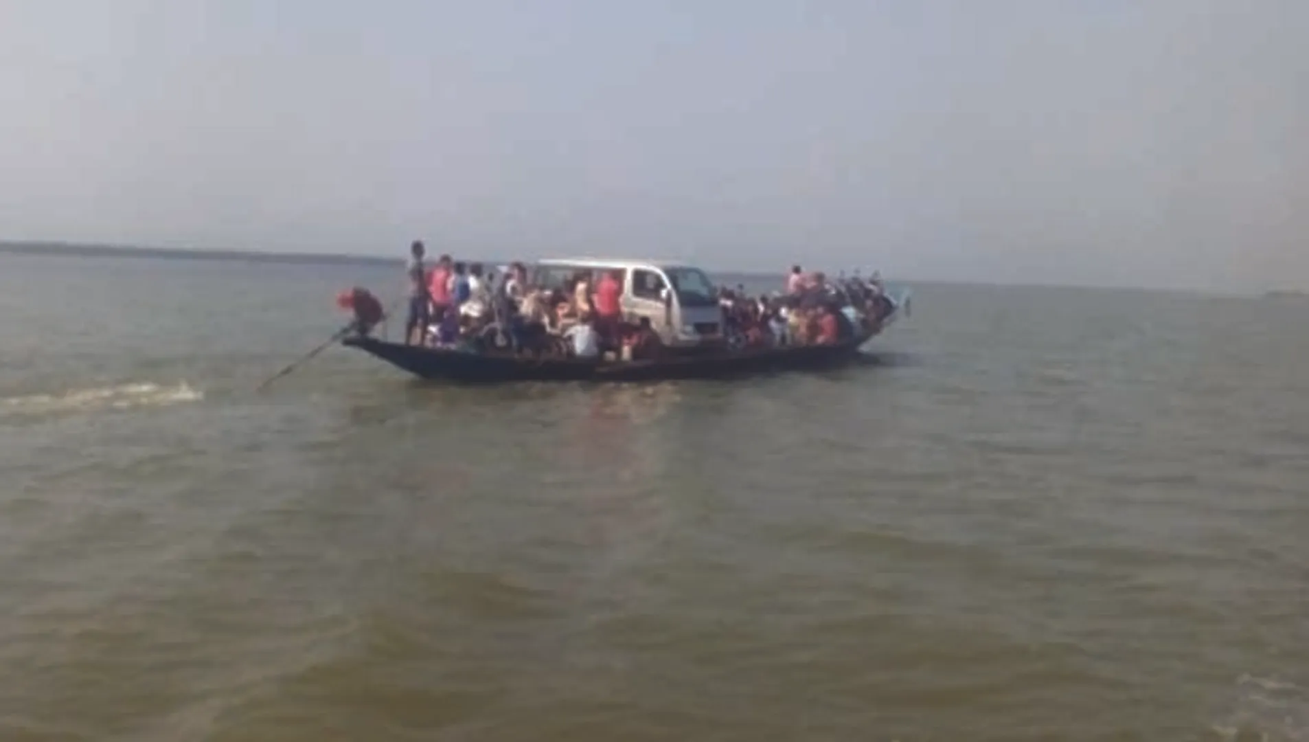 ଚିଲିକାରେ ବିନା ସୁରକ୍ଷାରେ ଯାତ୍ରୀ ପରିବହନ : ୨ ଭସାପୋଲ ଚାଲିବା ପରେ ବି ଦେଶୀ ଡଙ୍ଗାରେ ଭିଡ଼