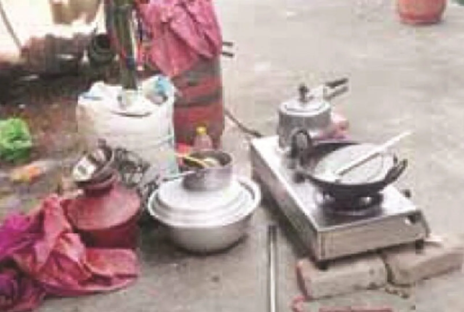 ବନ୍ୟା ପାଣି ବୁଡାଇ ଦେଲା ଘରର ତାଜା । ଛାତ ଉପରେ ବିତୁଛି ଜୀବନ, ସହାୟତାକୁ ଅପେକ୍ଷା