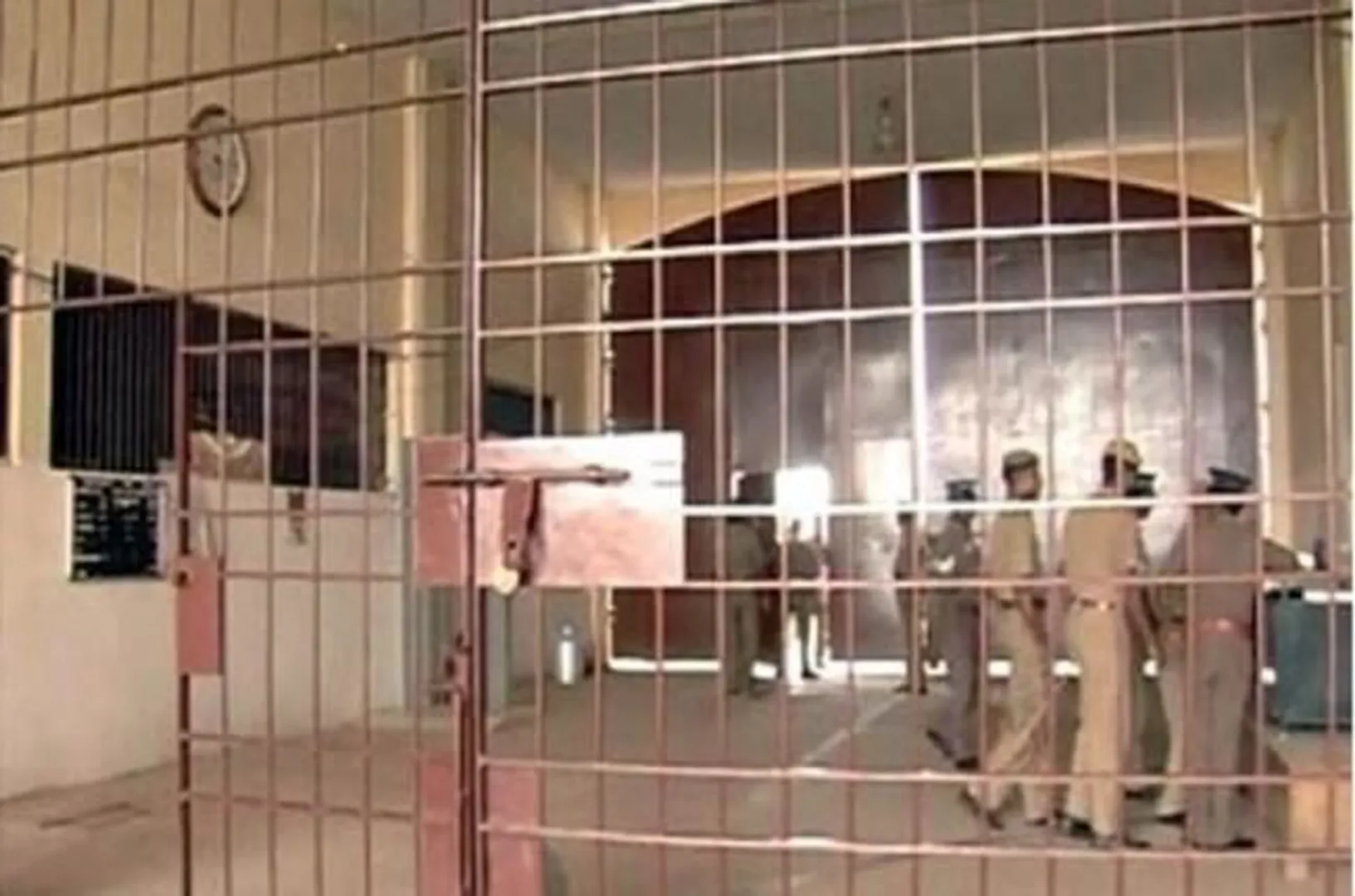 ଜେଲ୍ ସଂକ୍ରମଣ ରୋକିବାକୁ ଗୃହ ବିଭାଗର ନୂଆ ଏସ୍ଓପି, ପିପିଇ କିଟ୍ ପିନ୍ଧିବାକୁ ଏସକର୍ଟଙ୍କୁ ପରାମର୍ଶ