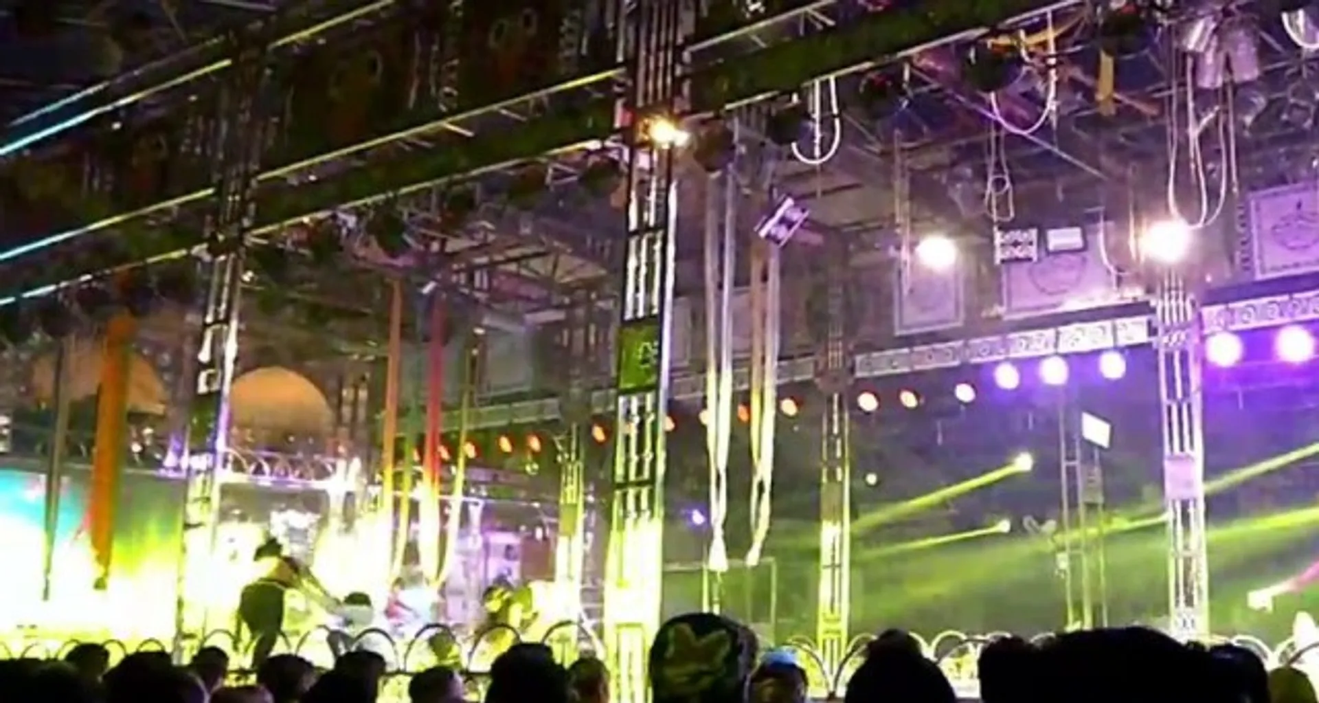 କରୋନା କଟକଣାକୁ ଫୁ । ବିଶ୍ୱକର୍ମା ପୂଜାର ମଜା ନେବା ପାଇଁ ଗୀତନାଚର ଆସର : ବିନା ମାସ୍କ, ବିନା ସାମାଜିକ ଦୂରତାରେ ଶହ ଶହ ଲୋକଙ୍କ ଭିଡ