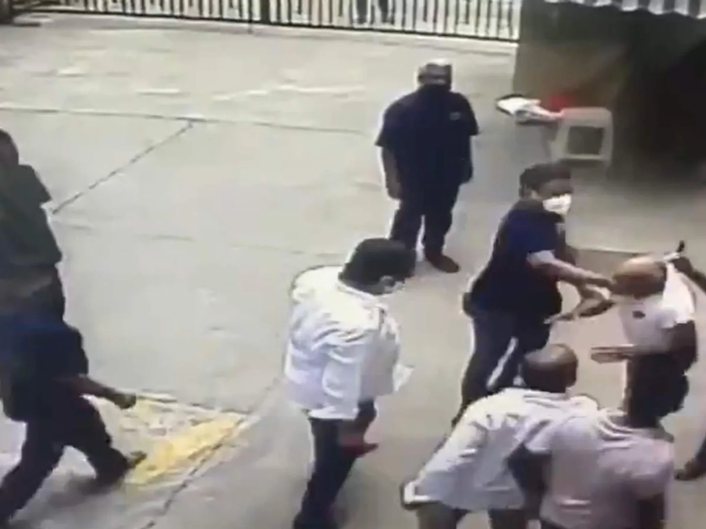 ଶିବସେନାକର୍ମୀଙ୍କ ଦାଦାଗିରି । ଅବସରପ୍ରାପ୍ତ ନୌସେନା ଅଧିକାରୀଙ୍କୁ କଲେ ମାରପିଟ୍, ସୋସିଆଲ ମିଡିଆରେ ଭିଡିଓ ଭାଇରାଲ