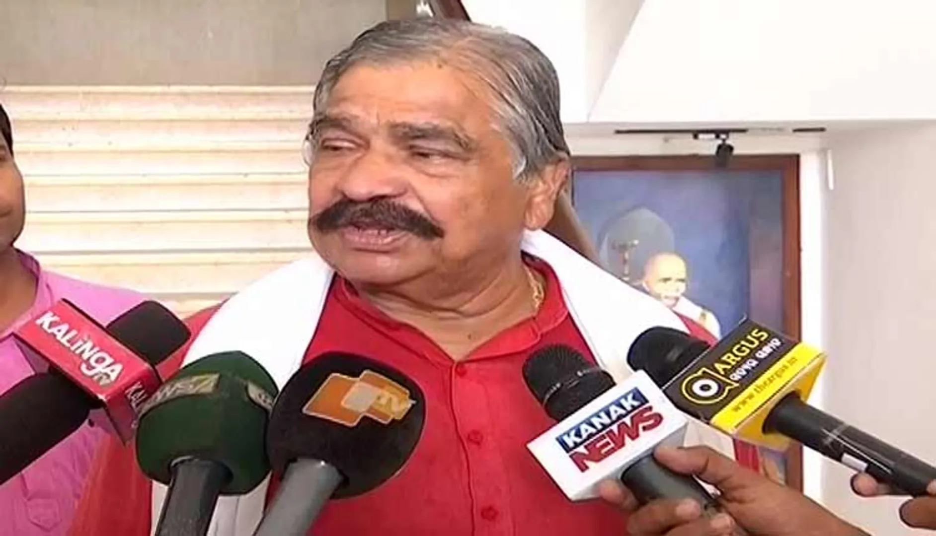 ଏକାମ୍ରକାନନ ଫାର୍ମର ଜମି ସାଧାରଣ ପ୍ରଶାସନ ବିଭାଗକୁ ହସ୍ତାନ୍ତର ପ୍ରସଙ୍ଗ । ସରକାରଙ୍କ ନିଷ୍ପତିକୁ କଂଗ୍ରେସର ବିରୋଧ । ନିଷ୍ପତି ପ୍ରତ୍ୟାହାର ନହେଲେ, ଲୋକସେବ ଭବନ ଘେରିବା ପାଇଁ ଧମକ ଦେଲେ ବିଧାୟକ ସୁର ରାଉରତରାୟ-ସ୍ୱର ମିଳାଇଲା ବିଜେପି । ଜବାବ ରଖିଲା ବିଜେଡି