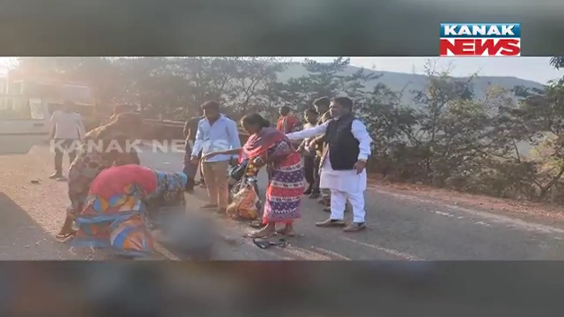 କୋରାପୁଟ ବିଧାୟକଙ୍କ ମହତ କାମ: ଦୁର୍ଘଟଣାରେ ଗୁରୁତର ଆହତ ବ୍ୟକ୍ତିଙ୍କୁ ଆମ୍ବୁଲାନ୍ସରେ ପଠାଇଲେ ହସ୍ପିଟାଲ