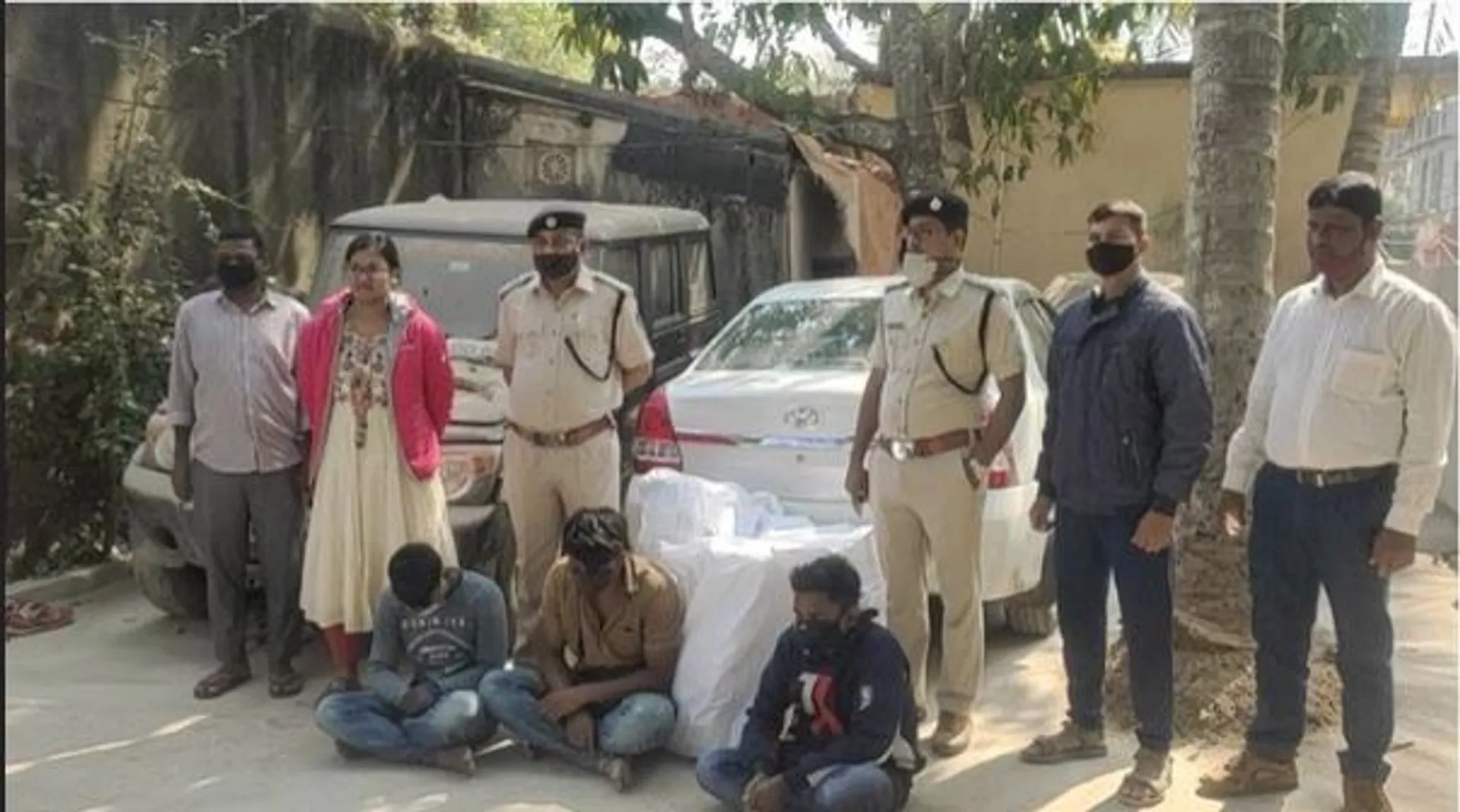 ଦାମି ଗାଡିରେ ଗଞ୍ଜେଇ ଚାଲାଣ । ୪୦ କିଲୋ ଗଞ୍ଜେଇ ଚାଲାଣ ବେଳେ ଧରାପଡିଲା ଗ୍ୟାଙ୍ଗ । ଫୁଲବାଣୀରୁ ଭୁବନେଶ୍ୱର ହେଉଥିଲା ଗଞ୍ଜେଇ ଚାଲାଣ ।