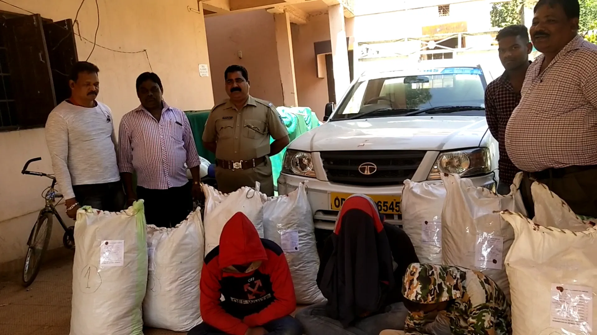 କୋରାପୁଟରୁ ୧୯୩ କେଜି ଗଞ୍ଜେଇ ଜବତ, ୩ଗିରଫ । ୨ ହଜାର ୫୬୦ ନଗଦ ଟଙ୍କା ଏବଂ ୩ଟି ମୋବାଇଲ ଜବତ କଲା ପୁଲିସ