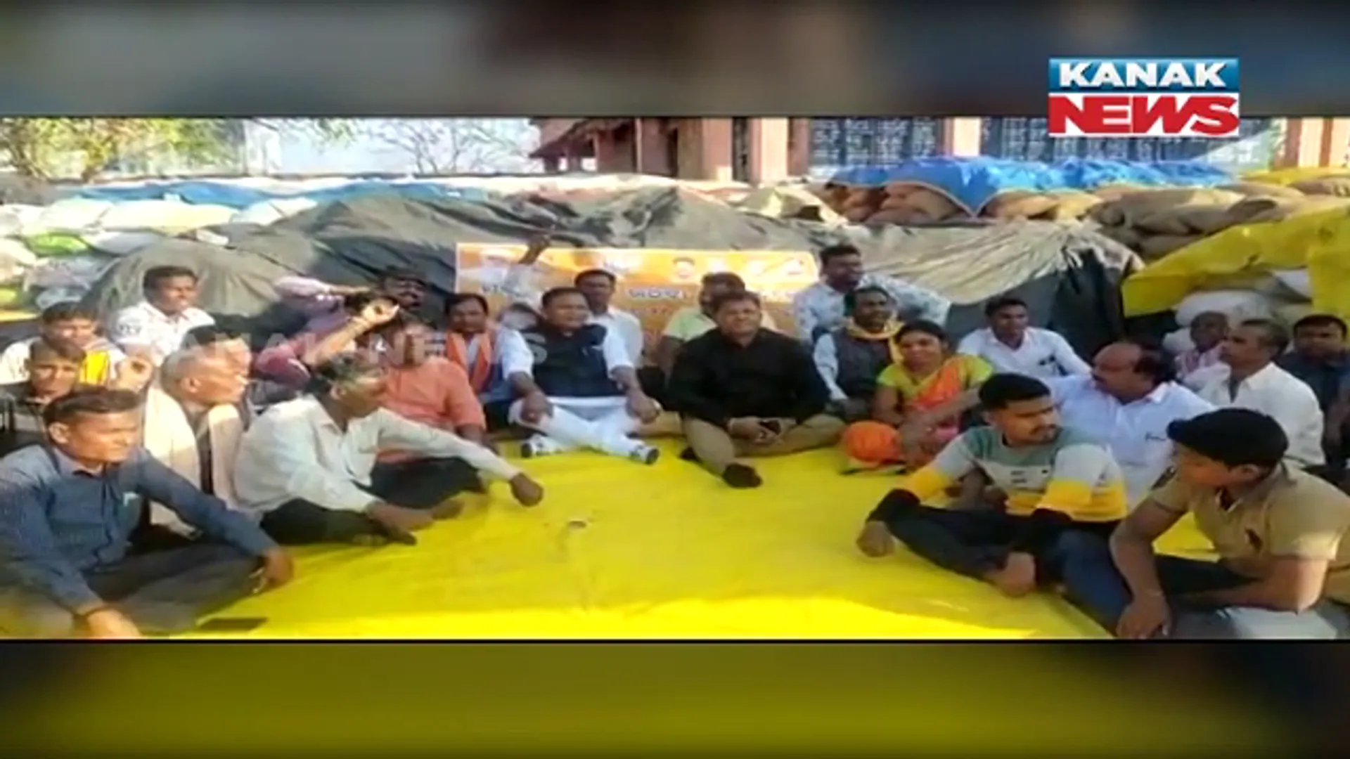 ଧାନ ନଉଠିବା ନେଇ ବିଜେପିର ଧାରଣା : ମଣ୍ଡିରେ ପଡିରହିଛି ୨ଲକ୍ଷରୁ ଅଧିକ ବସ୍ତା ଧାନ; ୨୪ଘଣ୍ଟାରେ ଧାନ ନଉଠିଲେ ଆନ୍ଦୋଳନ ତୀବ୍ର ହେବା ନେଇ ଚେତାବନୀ 