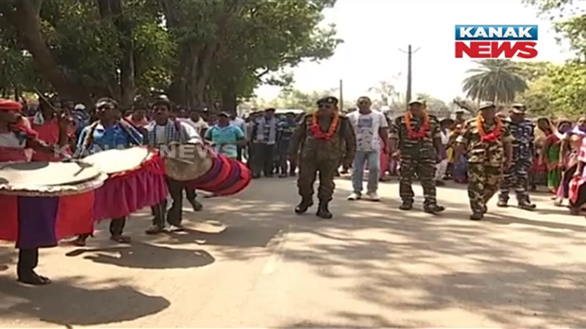 ସିଆରପିଏଫ ୧୯ ବାଟାଲିୟନ ପକ୍ଷରୁ ସିଭିକ ଆକ୍ସନ ପୋଗ୍ରାମ ଆୟୋଜିତ : ଗ୍ରାମବାସୀଙ୍କୁ ସୋଲାର ଲାଇଟ୍ ସହ ହିତାଧୀକାରୀଙ୍କୁ ଶ୍ରମିକ କାର୍ଡ ପ୍ରଦାନ