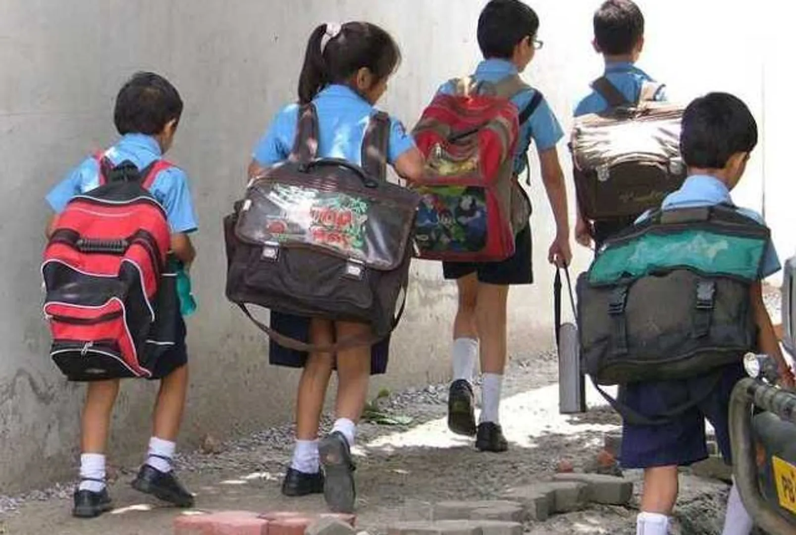 ୧୪ରୁ ଖୋଲିବ କେଜିରୁ ସପ୍ତମ ଯାଏଁ ସ୍କୁଲ । ଛୋଟ ପିଲା ବିଦ୍ୟାଳୟ ଯିବା କେତେ ନିରାପଦ, ବିଶେଷଜ୍ଞ ରଖିଲେ ମତ ।