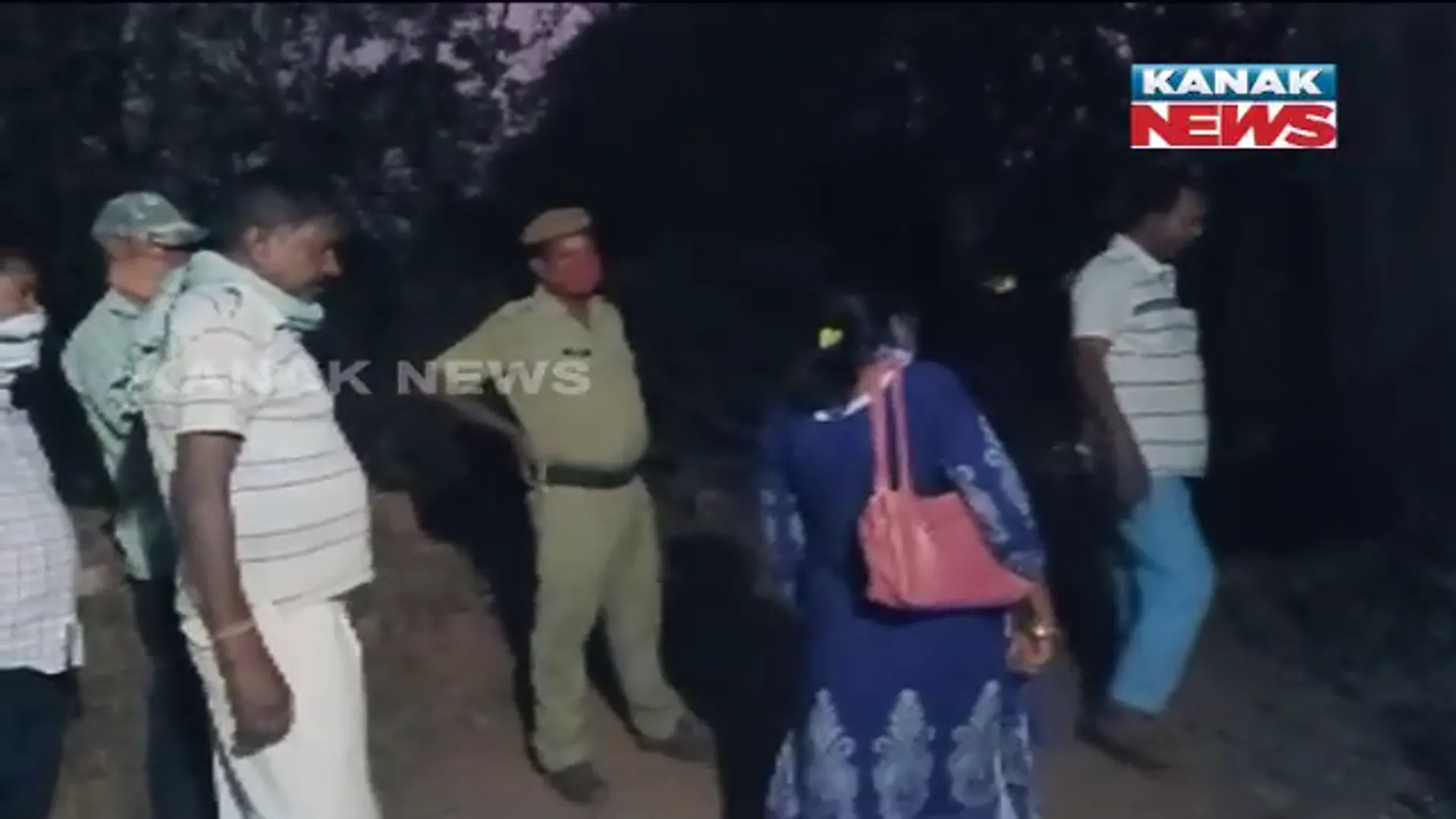 ସମ୍ବଲପୁର କିସିଣ୍ଡା ଗାଁରୁ ମା’-ଝିଅଙ୍କ ମୃତଦେହ ଉଦ୍ଧାର । ଘର ଭିତରୁ ଖଟରେ ଖୋଇଥିବା ଅବସ୍ଥାରେ ମିଳିଲା ମୃତଦେହ 