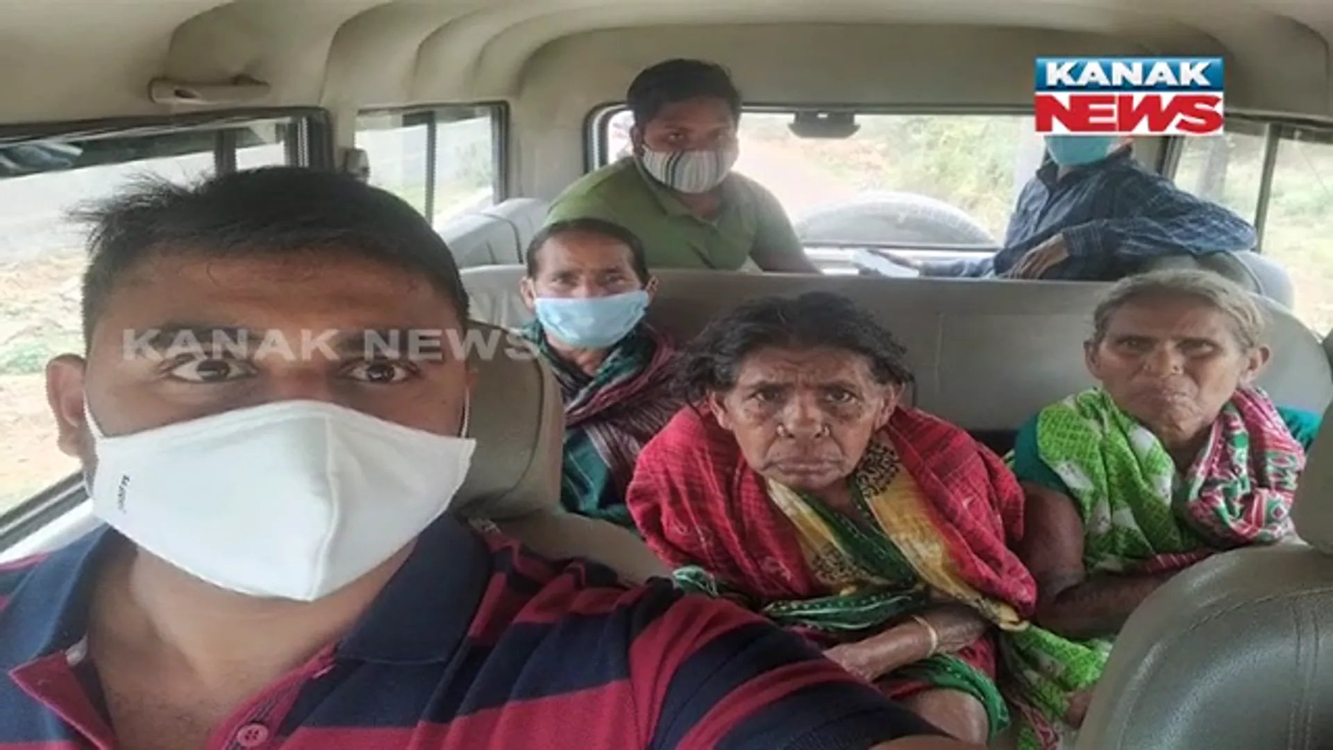 ଚର୍ଚ୍ଚାରେ କଳାହାଣ୍ଡି କେସିଙ୍ଗାର ନିର୍ବାହୀ ଅଧିକାରୀ : ଟୀକା ନେବା ପାଇଁ ବୟସ୍କ ଲୋକଙ୍କ ବୁଝାଉଛନ୍ତି, ଗାଡିରେ ବସାଇ ଟୀକା ନେବାକୁ ଆଣୁଛନ୍ତି