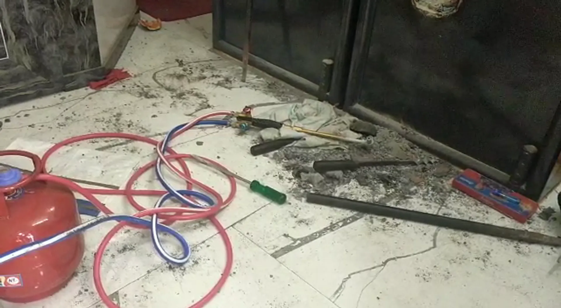 କୋଟିଏରୁ ଅଧିକ ଟଙ୍କାର ସୁନାଗହଣା ଚୋରୀ : ବାରିପଦାର କେପିଡି ସୁନା ଦୋକାନରେ କଳାକନା ବୁଲାଇ ଦେଲେ ଲୁଟେରା