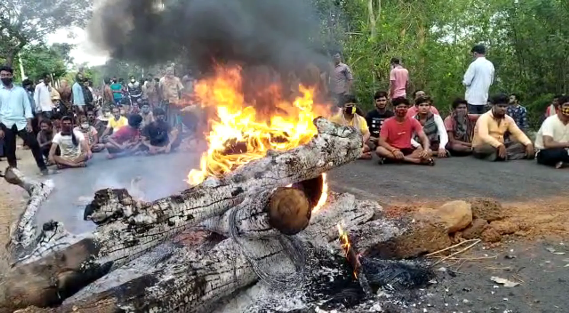 ଯୁବକଙ୍କୁ ଅପହରଣ ଅଭିଯୋଗରେ ଆଠଗଡରେ ଉତ୍ତେଜନା : ସରପଞ୍ଚଙ୍କୁ ଆକ୍ରମଣ, ଉତ୍ତେଜନା ପରେ ପୋଲିସ ମୁତୟନ